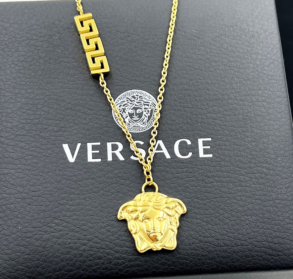 Versace 范思哲VERSACE此款金色项链饰有一枚美杜莎串饰及希腊回纹细节，是品牌美学的大胆象征