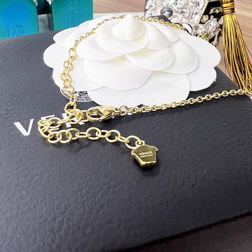 Versace 范思哲VERSACE此款金色项链饰有一枚美杜莎串饰及希腊回纹细节，是品牌美学的大胆象征