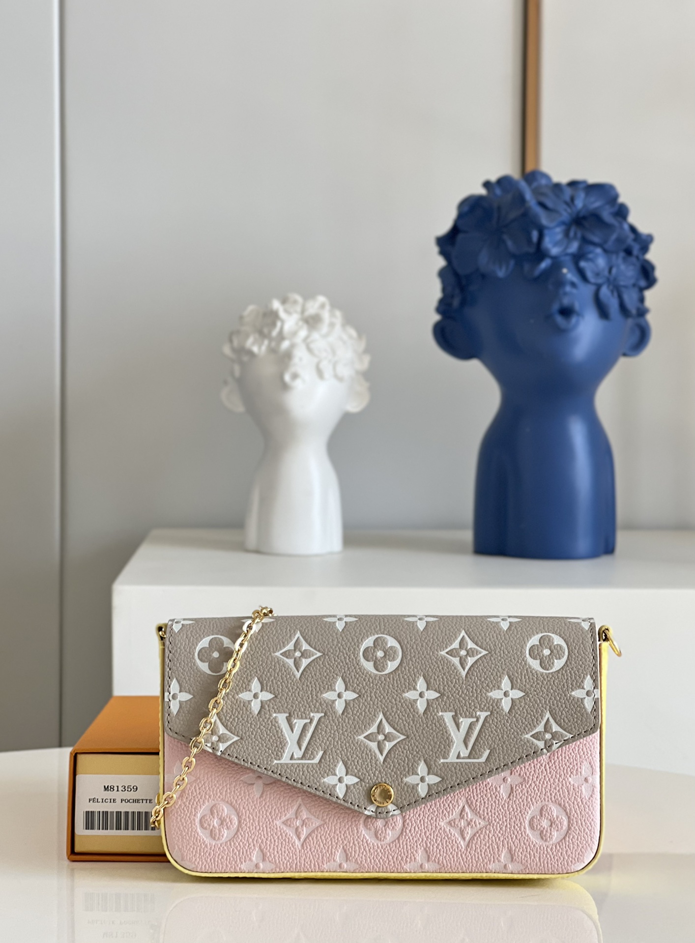 NO:398505,【Exclusive real photo M81359】M61276 This Pochette Félicie chain bag is from Spring in the City capsule series, and it renders a variety of colors for Monogram Empreinte leather. The flip configuration is equipped with a removable zipper bag and a removable patch bag. You can use the chain to switch handheld, shoulder and crossbody methods. Detailed features 21 x 12 x 3 cm AZ.,LV [original leather],louis vuitton19860909【独家实拍M81359】M61276 本款 Pochette Félicie 链条包出自 Spring in the City 胶囊系列,为 Monogram Empreinte 皮革渲染多样色彩.翻盖构型配有可拆卸拉链袋和可拆卸贴袋,巧用链条即可切换手拎、肩背和斜挎方式. 详细特征21 x 12 x 3 厘米 AZ.,LV【原厂皮】,louis vuitton,Bag