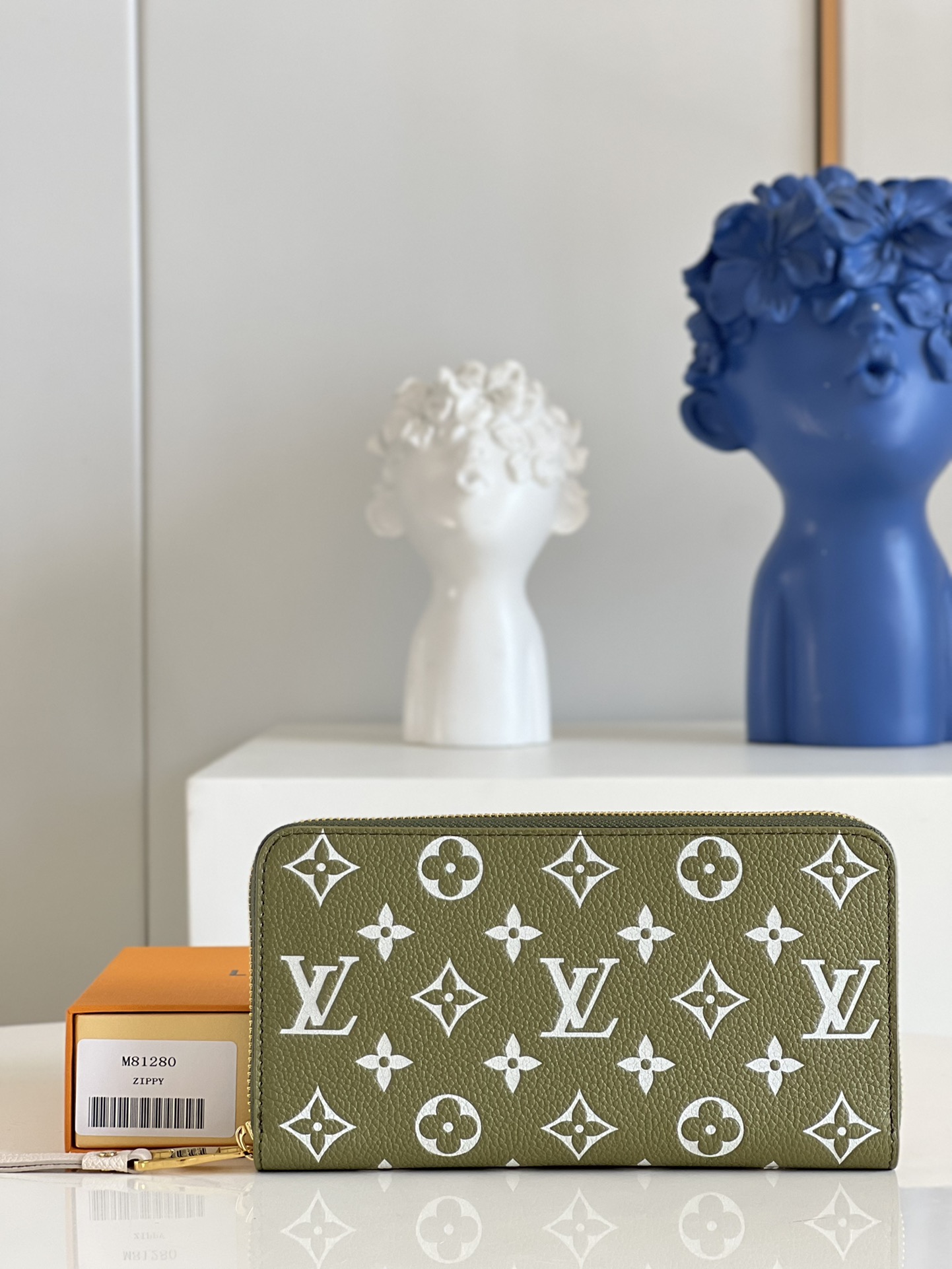 NO:398507,【Exclusive real shot of M81280 green】Spring in the City series Zippy wallet encounters the refreshing meaning of Monogram Empreinte embossed soft-grain leather, opening pockets and compartments with a classic full zipper design, which can store banknotes, coins and cards, etc. Size 19.5 x 10.5 x 2.5 cm (Length x Height x Width) A.370, LV [Original Leather], louis vuitton19860909【独家实拍M81280绿色】Spring in the City 系列 Zippy 钱夹邂逅 Monogram Empreinte 压纹软粒面皮革的清新意味,以经典全拉链设计开启口袋和隔层,可收纳纸钞、硬币和卡片等.尺寸19.5 x 10.5 x 2.5 厘米 (长 x 高 x 宽) A.370,LV【原厂皮】,louis vuitton,Bag