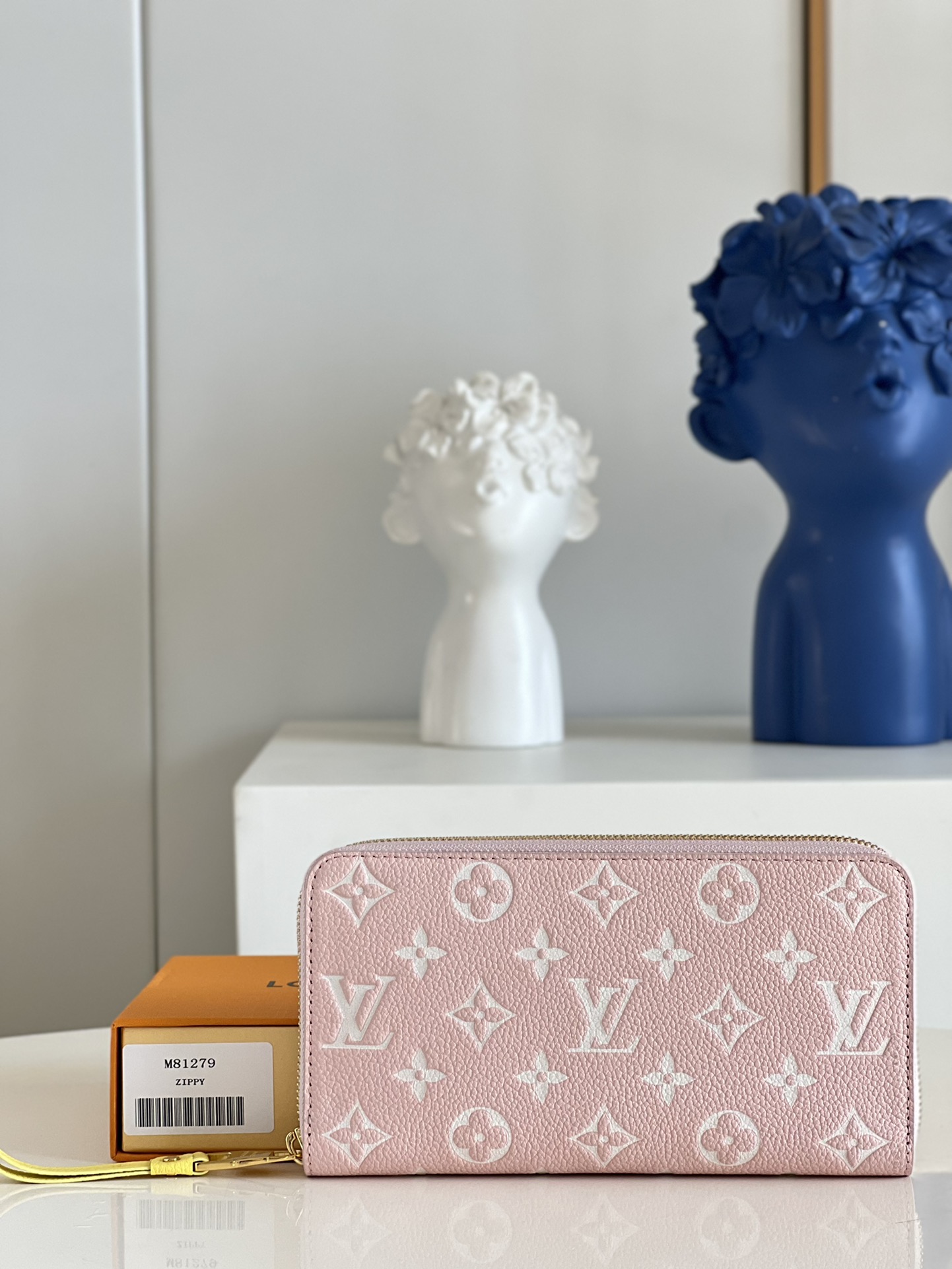 NO:398509,【Exclusive real photo M81279 pink】Spring in the City series Zippy wallet encounters the refreshing meaning of Monogram Empreinte embossed soft-grain leather, opening pockets and compartments with a classic full zipper design, which can store banknotes, coins and cards, etc. Size 19.5 x 10.5 x 2.5 cm (Length x Height x Width) A.370, LV [Original Leather], louis vuitton19860909【独家实拍M81279粉色】Spring in the City 系列 Zippy 钱夹邂逅 Monogram Empreinte 压纹软粒面皮革的清新意味,以经典全拉链设计开启口袋和隔层,可收纳纸钞、硬币和卡片等.尺寸19.5 x 10.5 x 2.5 厘米 (长 x 高 x 宽) A.370,LV【原厂皮】,louis vuitton,Bag