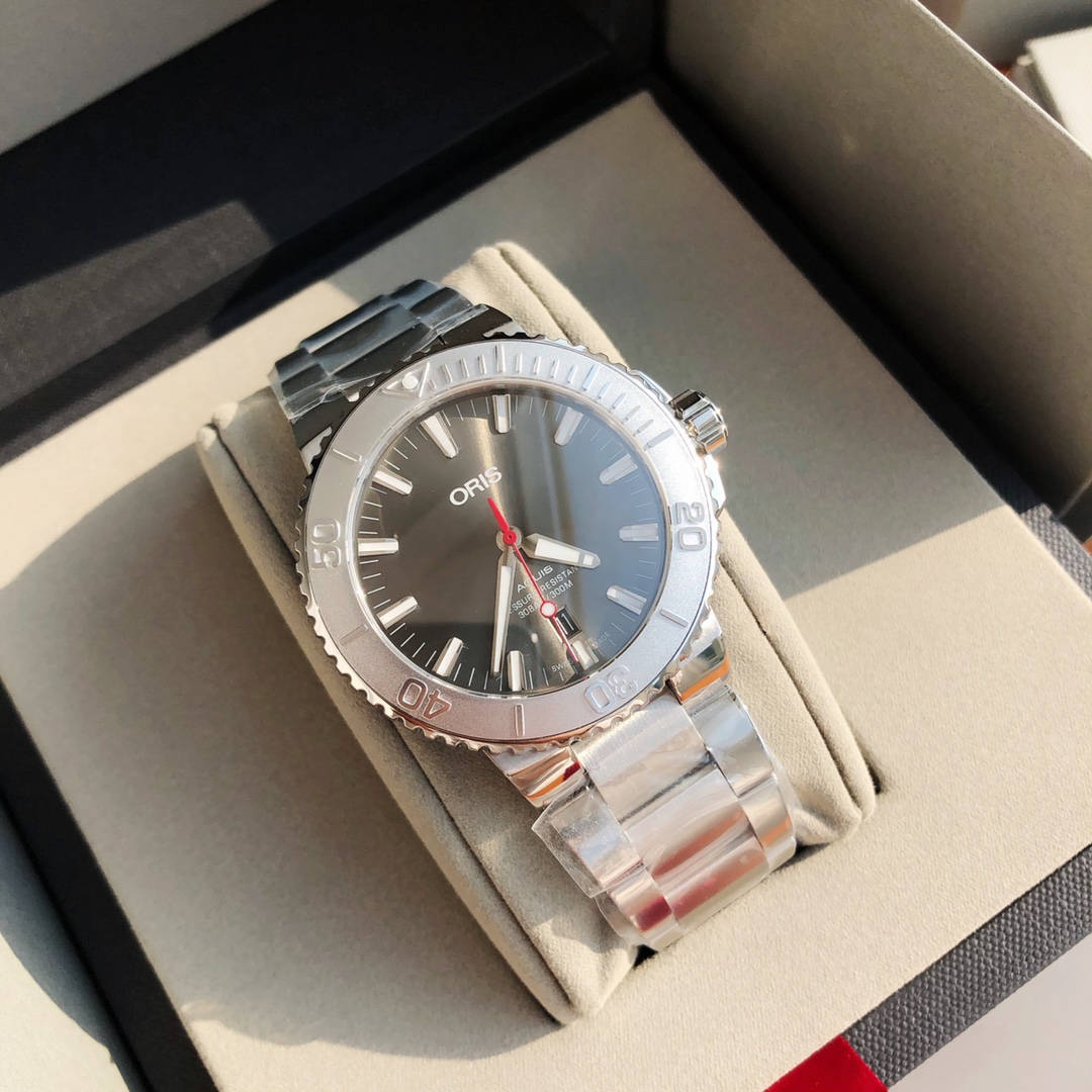 [ORIS Watches]The gray dial is the undulating sea The silvery hour marks are l