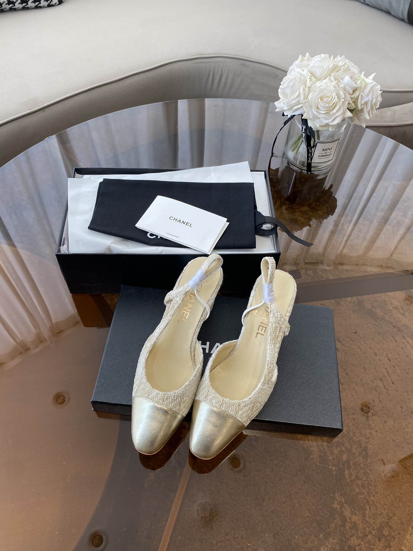 NO:786185,* Super beautiful Xiaoxiang Slingback classic series. Simple, elegant, retro and intellectual, this pair can decorate your wardrobe all year round. ★ Original model purchased in Paris, top-level details can be enlarged and compared at will ━━━━━ t ━━━━━ Material Special mixed sheepskin upper, spliced twill woven lining, fetal sheepskin, original Italian leather outsole, heel height 6.5  Size 35～40 (34, 41 customized, non-returnable) Original counter top luxury full package, sandals, sandals, sheepskin, Leather soles19860909* 超美小香Slingback经典系列 简洁优雅、复古知性,这一双就能装扮一年四季你的衣橱 ★ 原版巴黎购入开模,顶级级别细节随意放大对比 ━━━━━ t ━━━━━ 材质鞋面特殊混种羊皮拼接斜纹织布内里垫脚胎羊皮 原版意大利真皮大底 高跟高度6.5 Size35～40（34、41定制不退换） 原版专柜顶级豪华全套包装,凉鞋,sandals,sheepskin,Leather soles,Women's Shoes