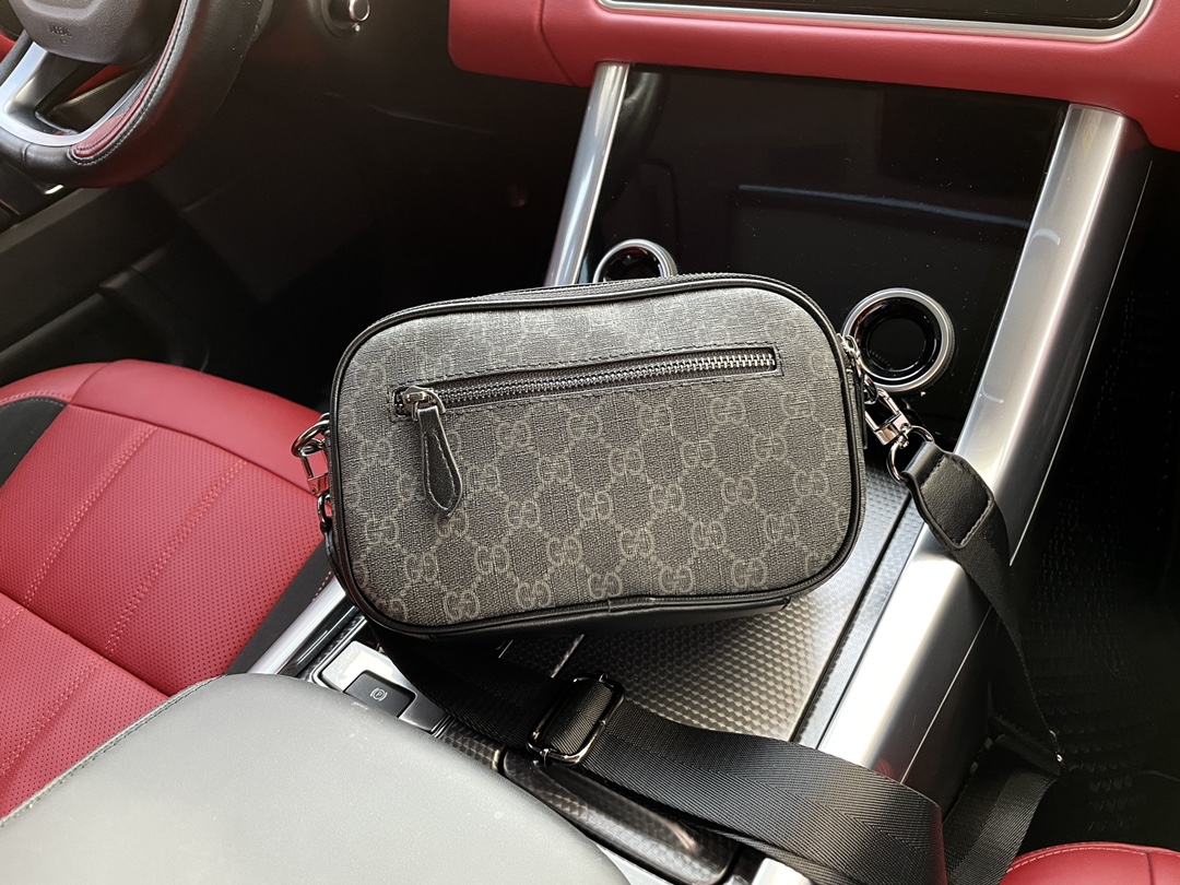 I5 高端货 “GUCCI/ 古奇 Gucci ”单肩包 进口原厂面料 超高清五金logo标志、内里拉链隔层 专用里内里。超顺滑拉链、双拉链设计 油边超平滑、做工精致每个细节到位 潮男人必备款。配：礼盒规格22/14/5。p160