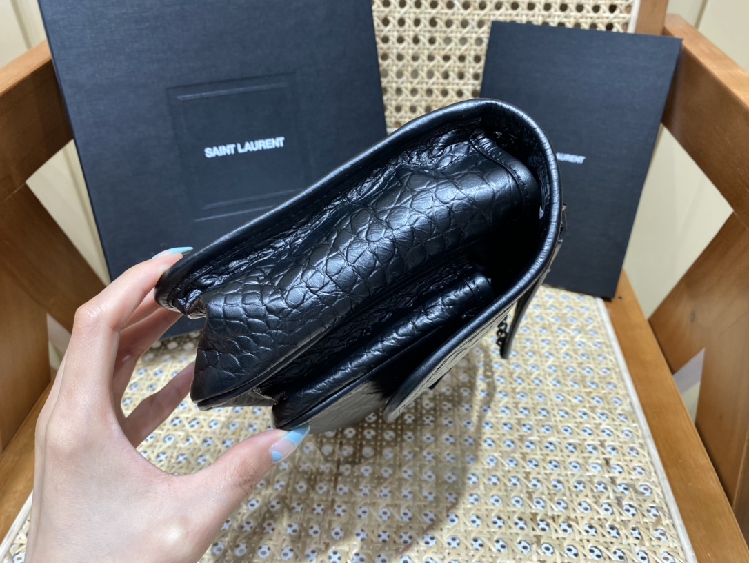 YSL 𝐍𝐢𝐤𝐢 22𝐜𝐦 邮差包 533037鳄鱼纹黑色/黑链