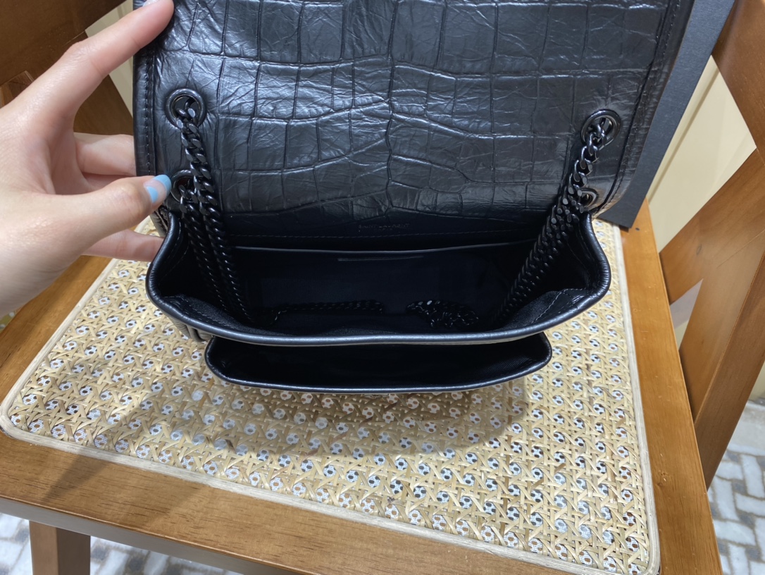 YSL 𝐍𝐢𝐤𝐢 22𝐜𝐦 邮差包 533037鳄鱼纹黑色/黑链