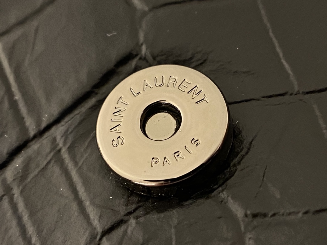 YSL 𝐍𝐢𝐤𝐢 22𝐜𝐦 邮差包 533037鳄鱼纹黑色/黑链