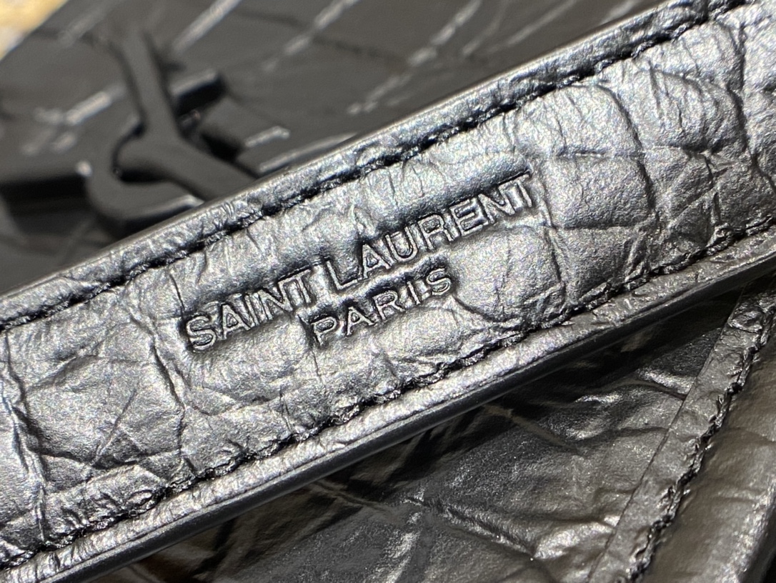YSL 𝐍𝐢𝐤𝐢 22𝐜𝐦 邮差包 533037鳄鱼纹黑色/黑链