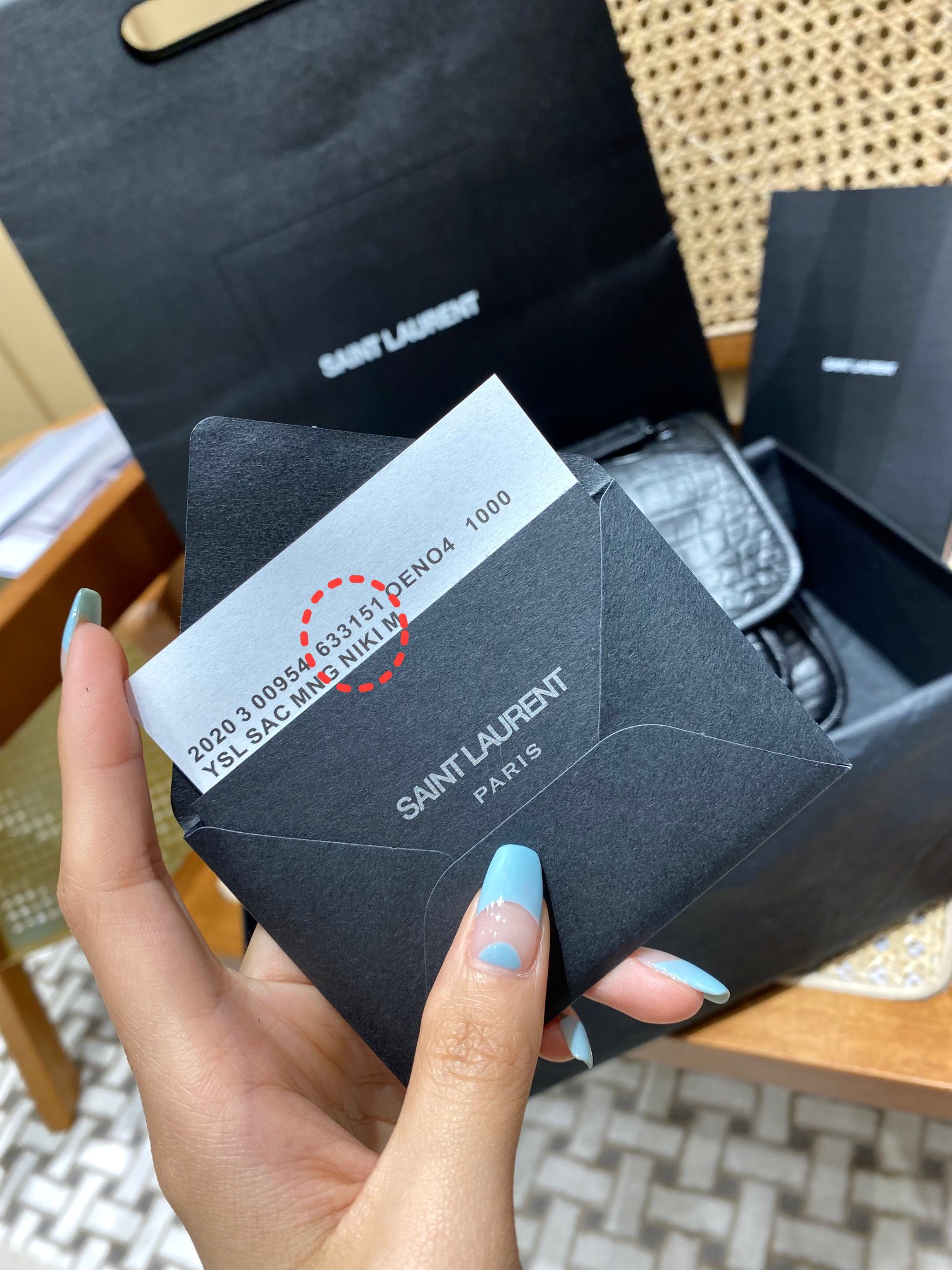 YSL 𝐍𝐢𝐤𝐢 22𝐜𝐦 邮差包 533037鳄鱼纹黑色/黑链