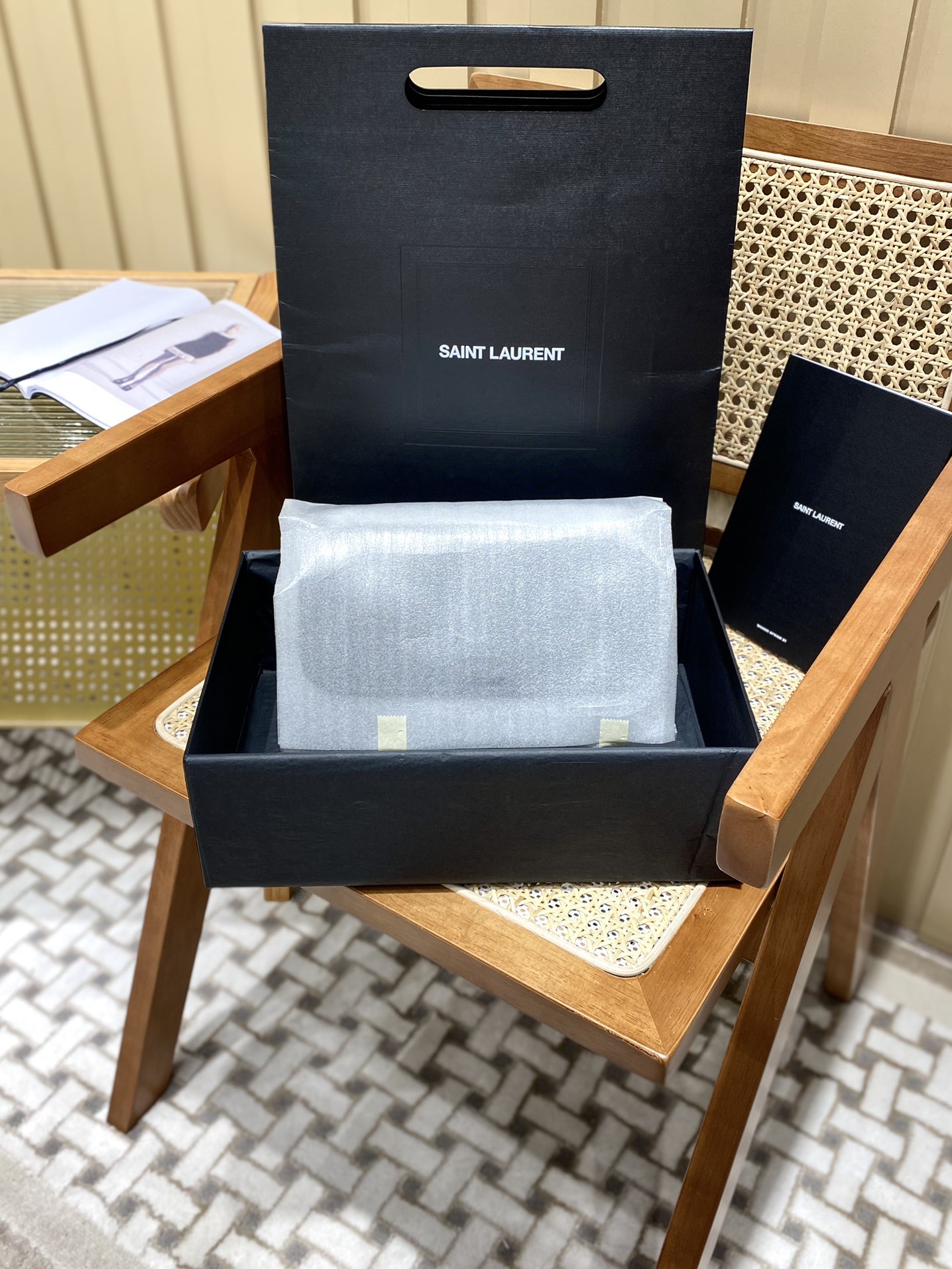 YSL 𝐍𝐢𝐤𝐢 22𝐜𝐦 邮差包 533037鳄鱼纹黑色/黑链