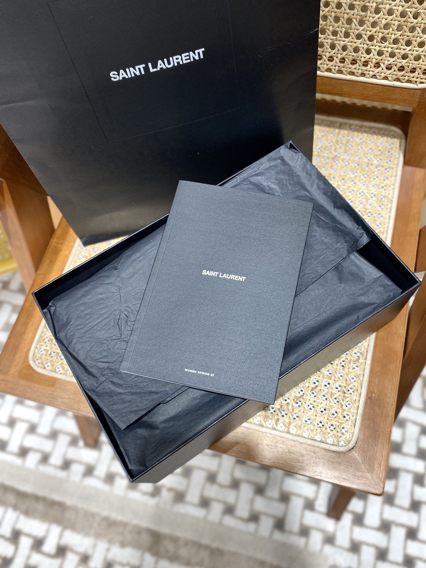 YSL 𝐍𝐢𝐤𝐢 22𝐜𝐦 邮差包 533037鳄鱼纹黑色/黑链