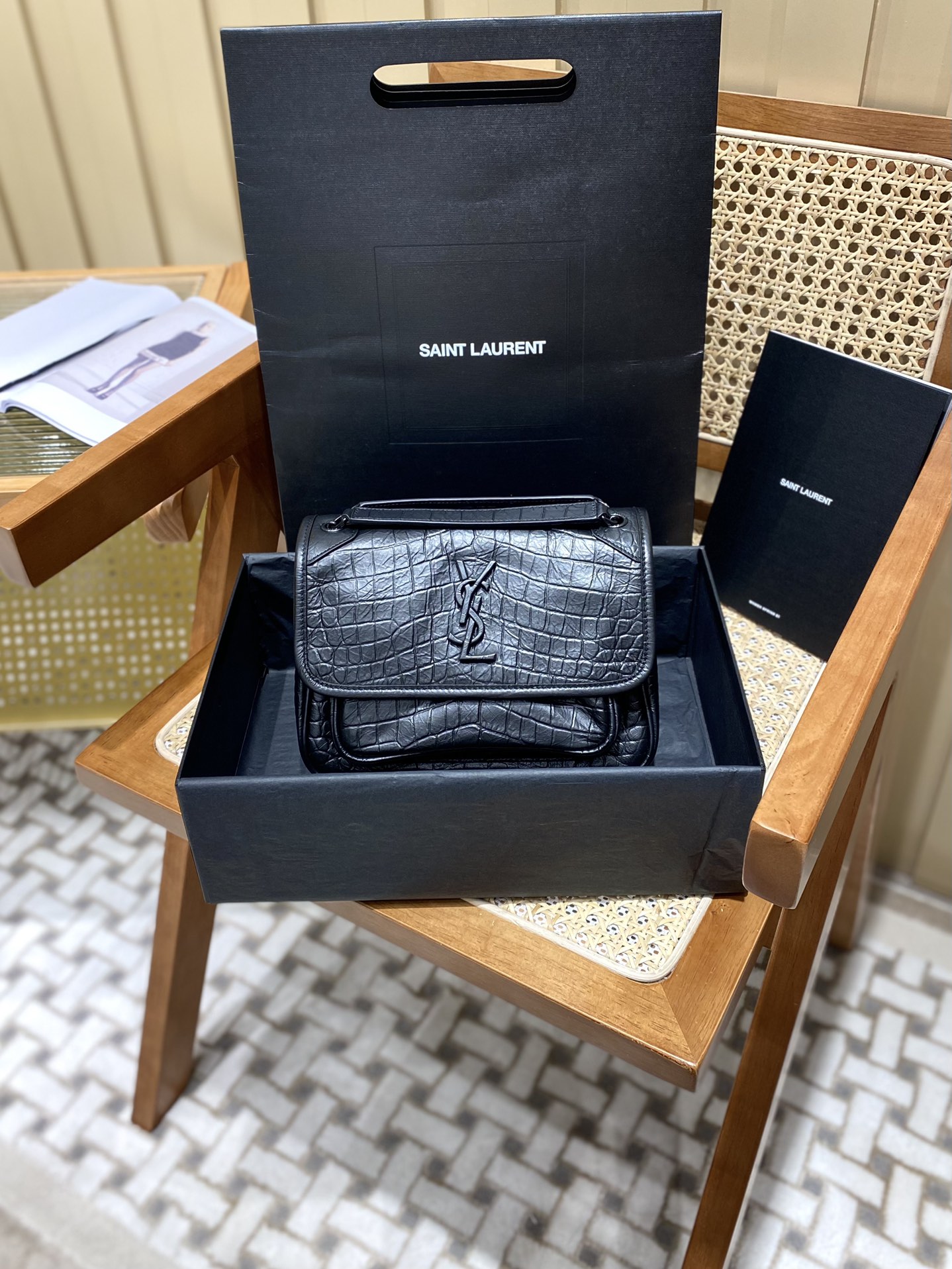YSL 𝐍𝐢𝐤𝐢 22𝐜𝐦 邮差包 533037鳄鱼纹黑色/黑链