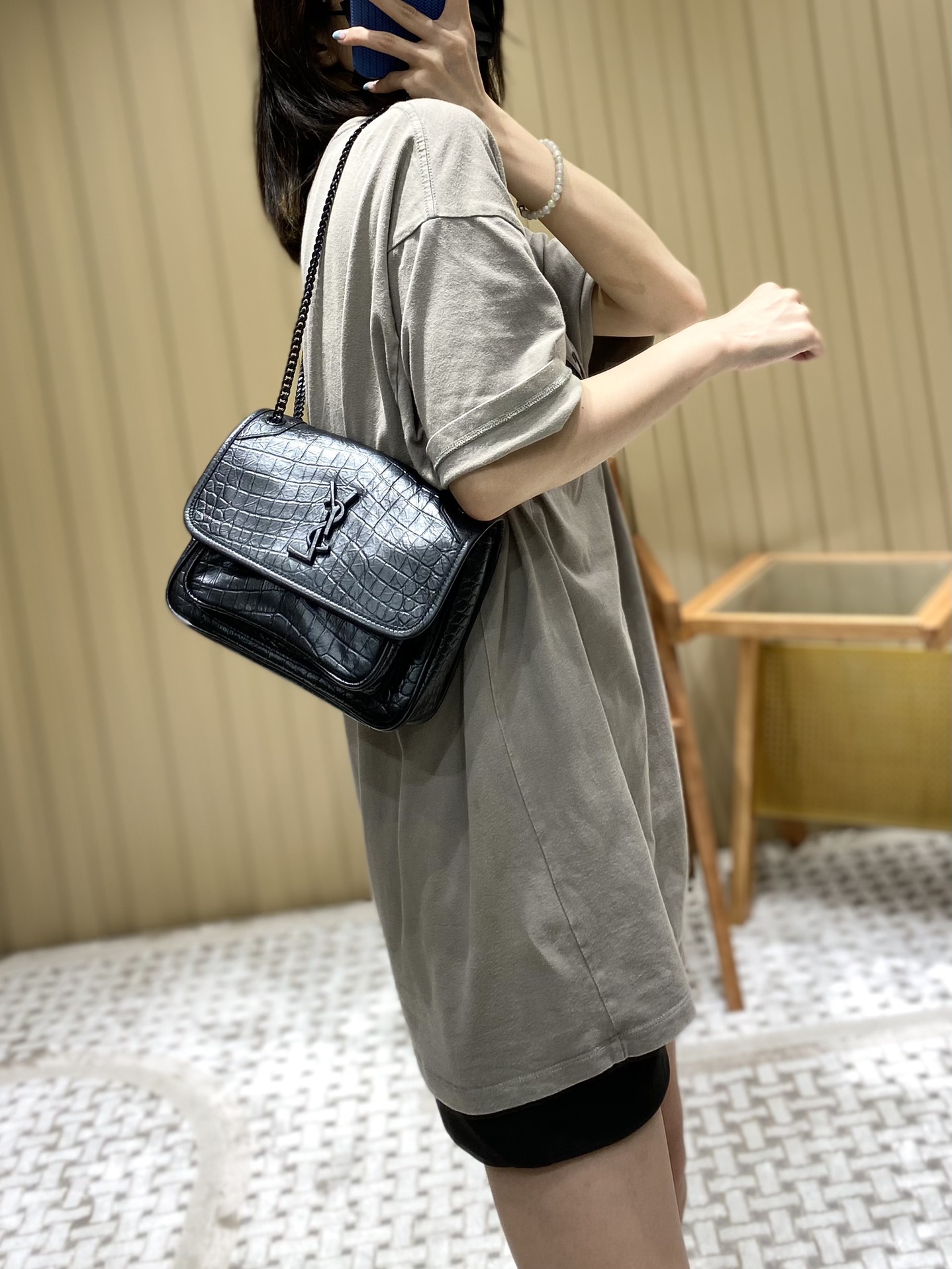 YSL 𝐍𝐢𝐤𝐢 22𝐜𝐦 邮差包 533037鳄鱼纹黑色/黑链