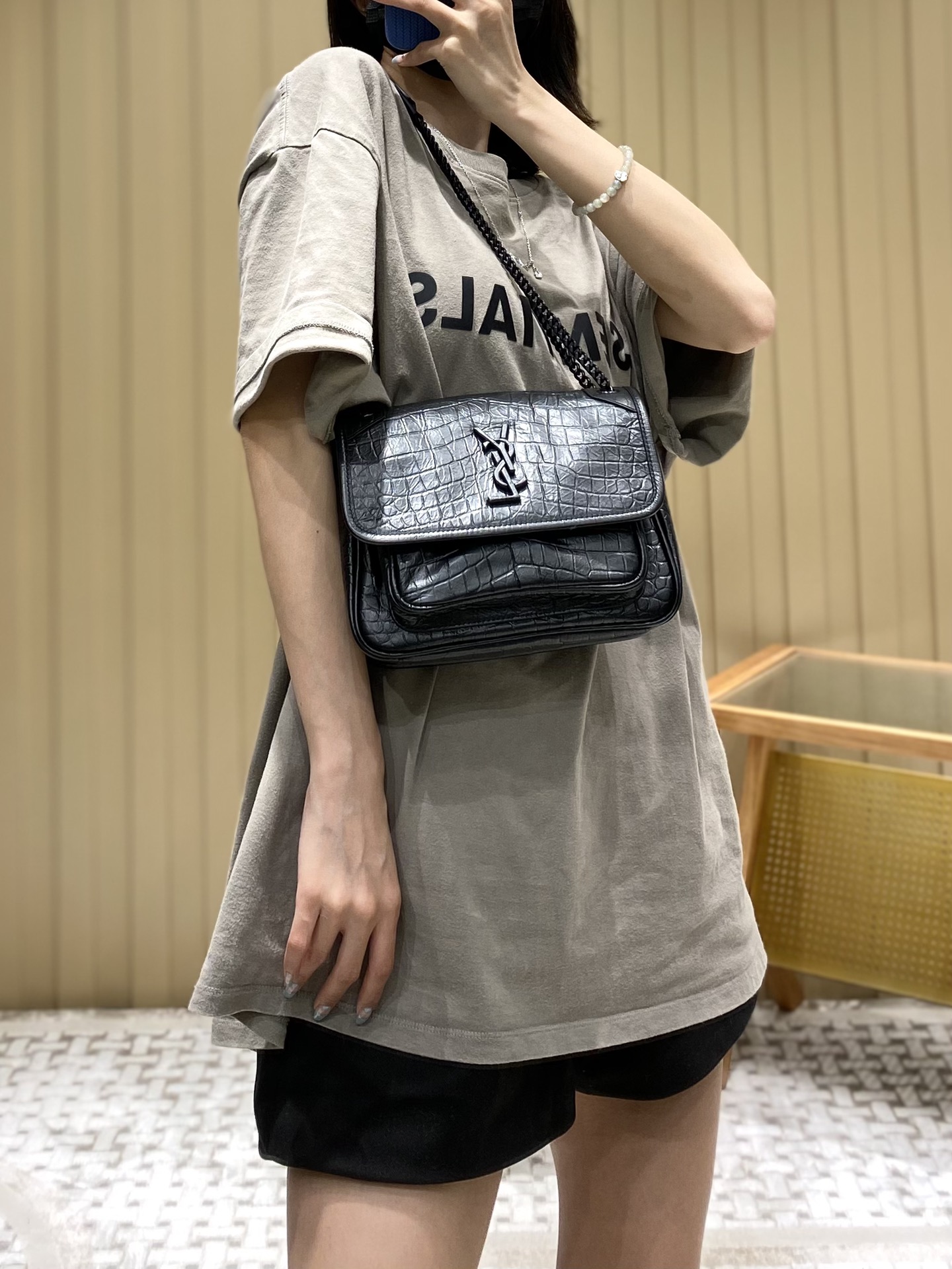 YSL 𝐍𝐢𝐤𝐢 22𝐜𝐦 邮差包 533037鳄鱼纹黑色/黑链
