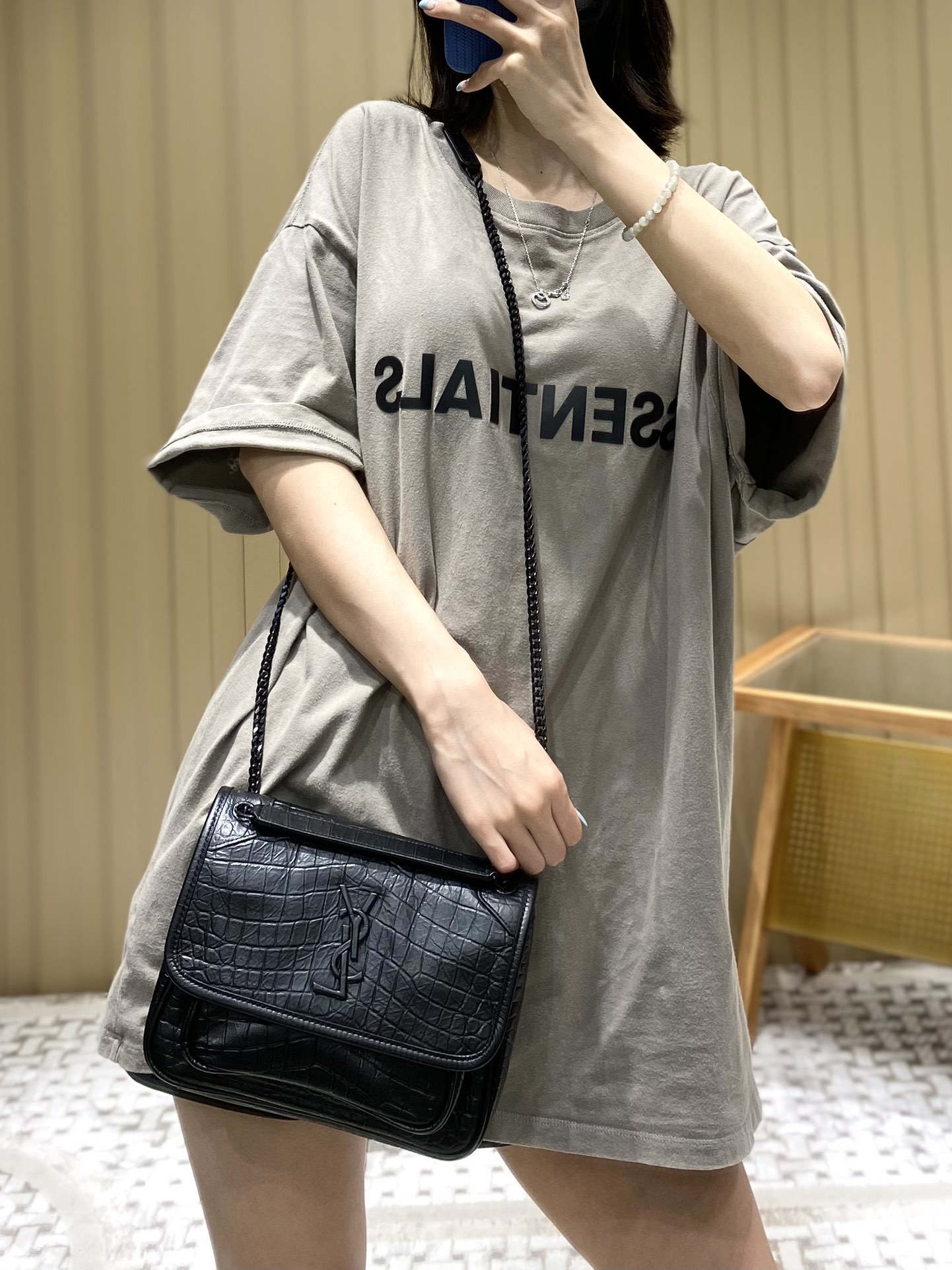 YSL 𝐍𝐢𝐤𝐢 22𝐜𝐦 邮差包 533037鳄鱼纹黑色/黑链
