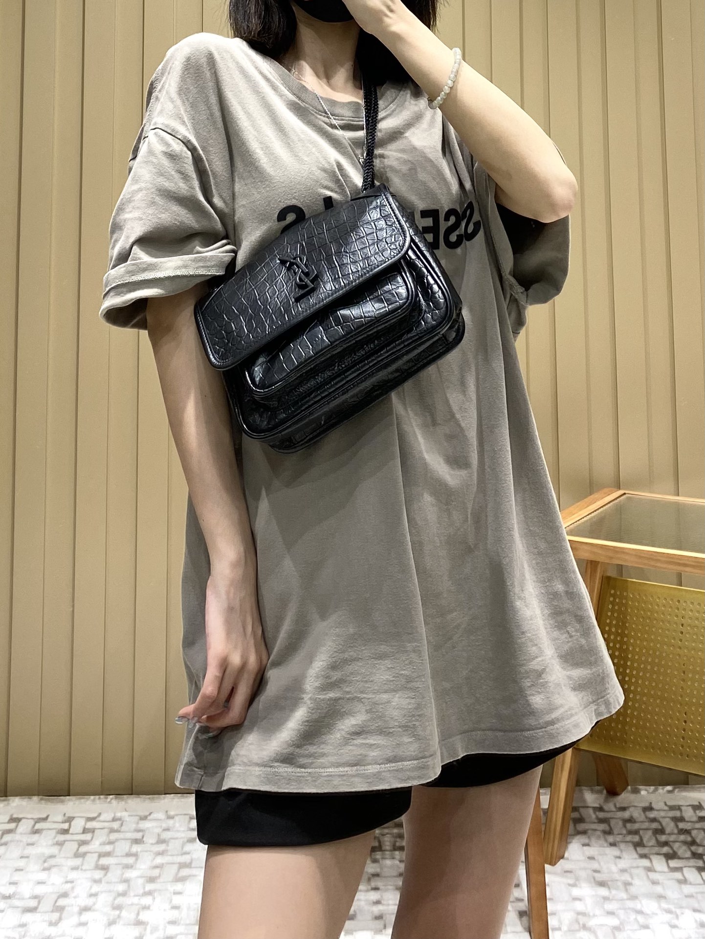 YSL 𝐍𝐢𝐤𝐢 22𝐜𝐦 邮差包 533037鳄鱼纹黑色/黑链