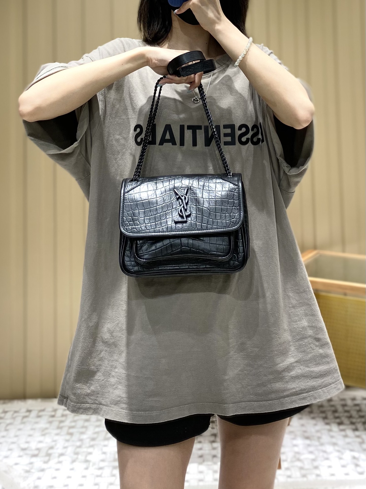 YSL 𝐍𝐢𝐤𝐢 22𝐜𝐦 邮差包 533037鳄鱼纹黑色/黑链