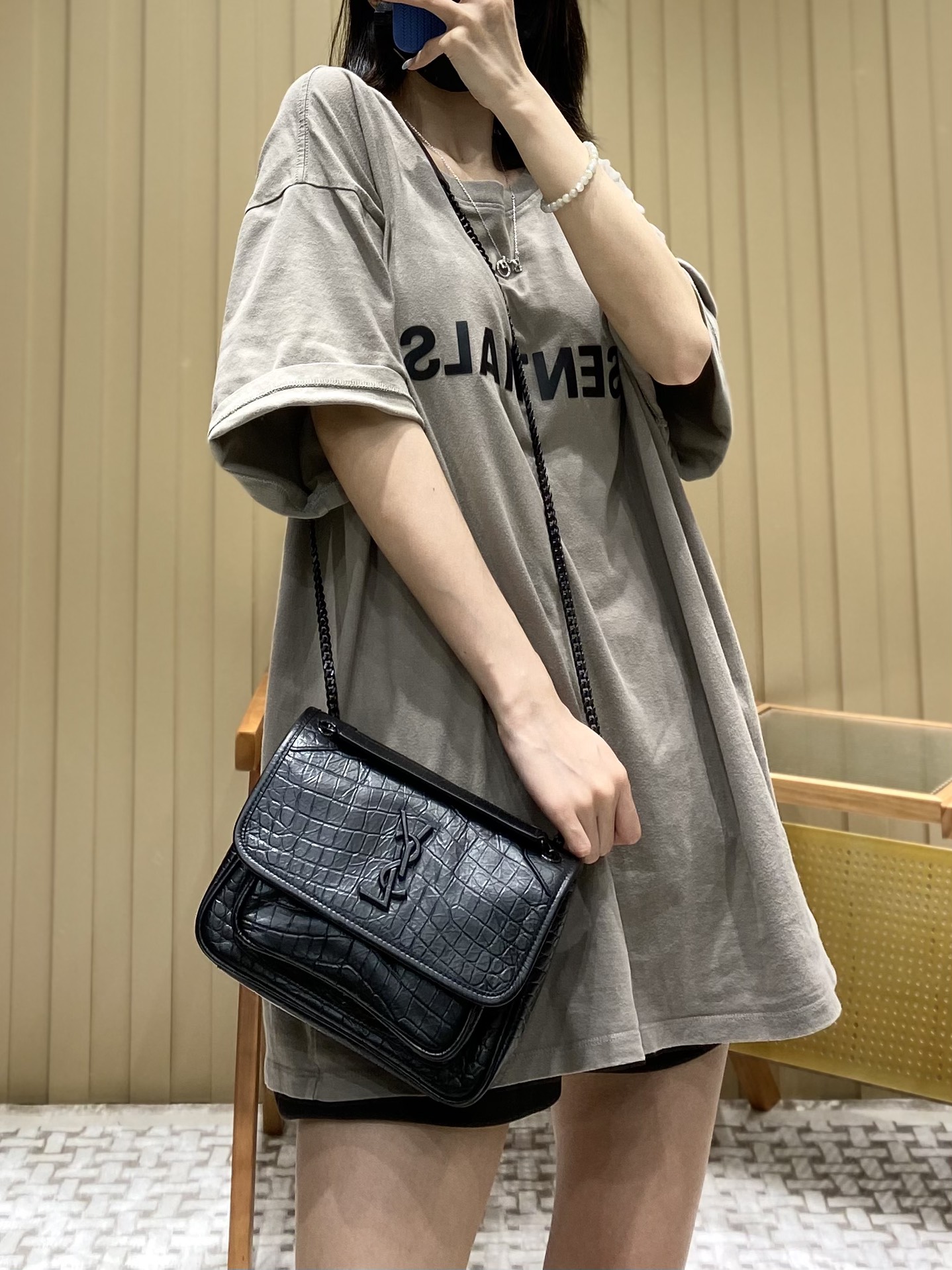 YSL 𝐍𝐢𝐤𝐢 22𝐜𝐦 邮差包 533037鳄鱼纹黑色/黑链