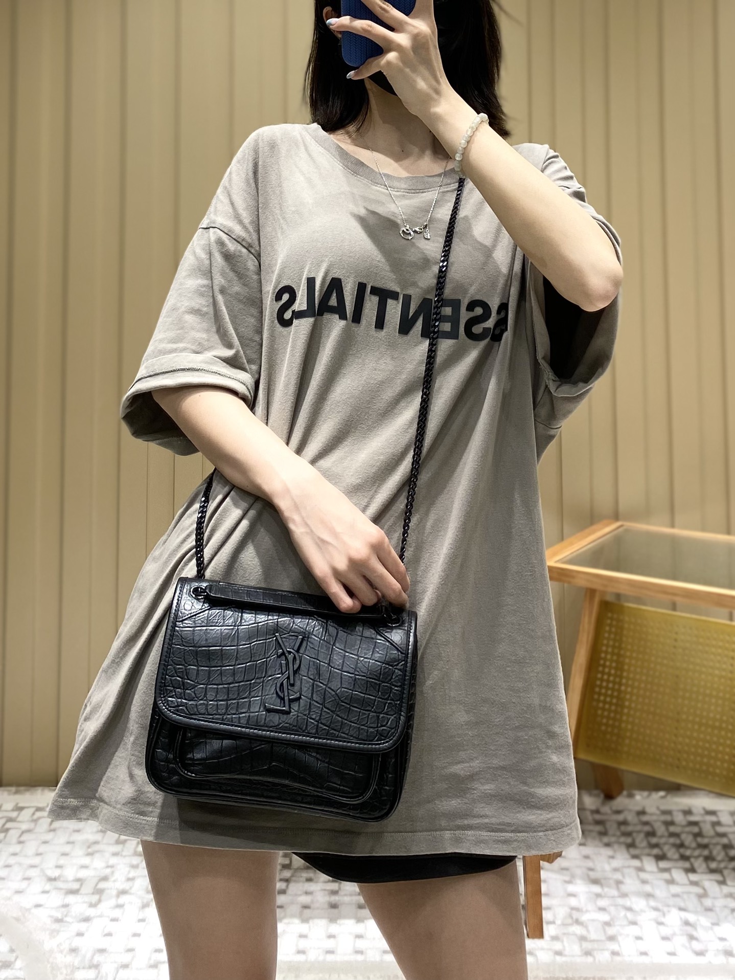 YSL 𝐍𝐢𝐤𝐢 22𝐜𝐦 邮差包 533037鳄鱼纹黑色/黑链