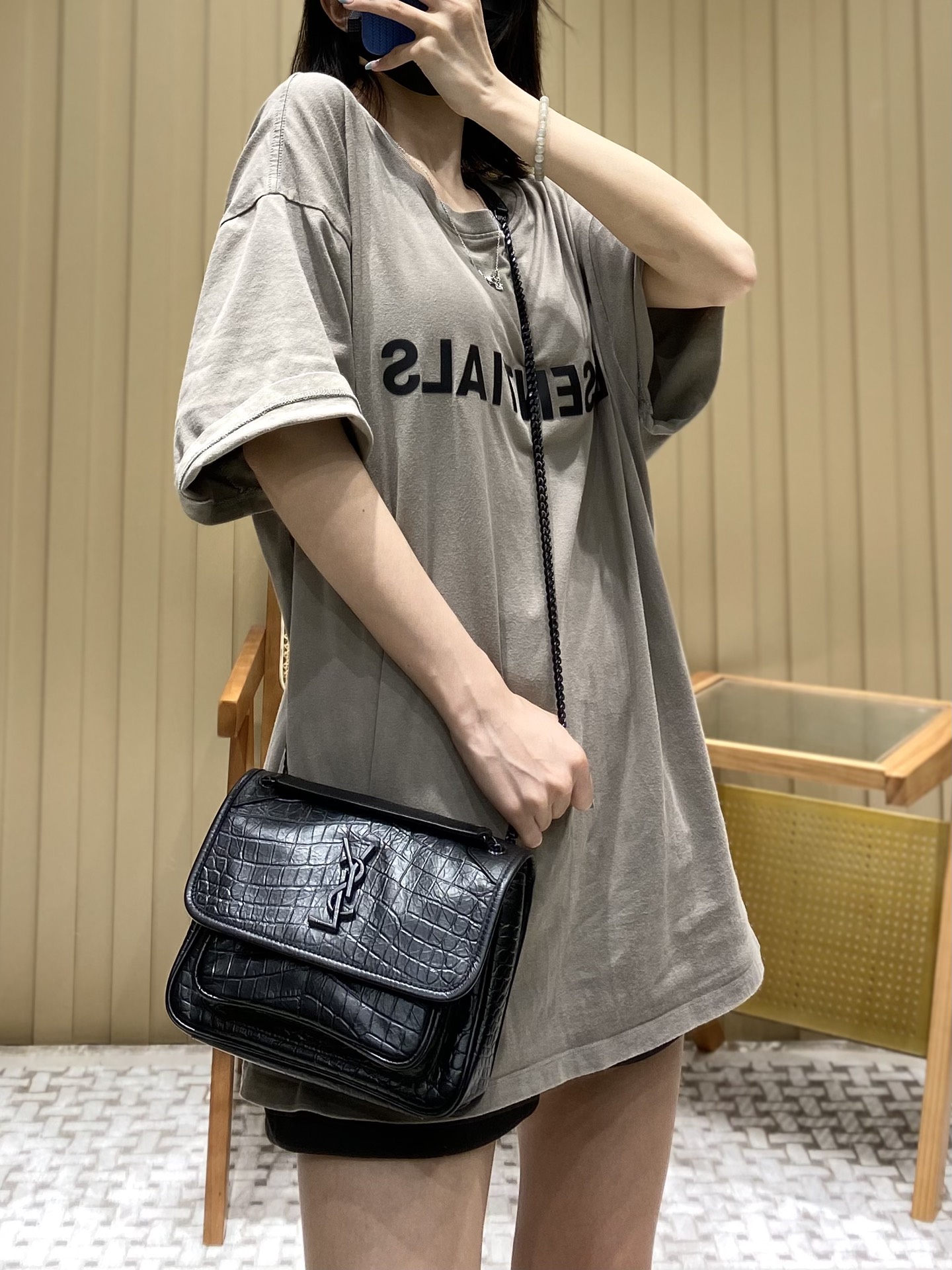 YSL 𝐍𝐢𝐤𝐢 22𝐜𝐦 邮差包 533037鳄鱼纹黑色/黑链