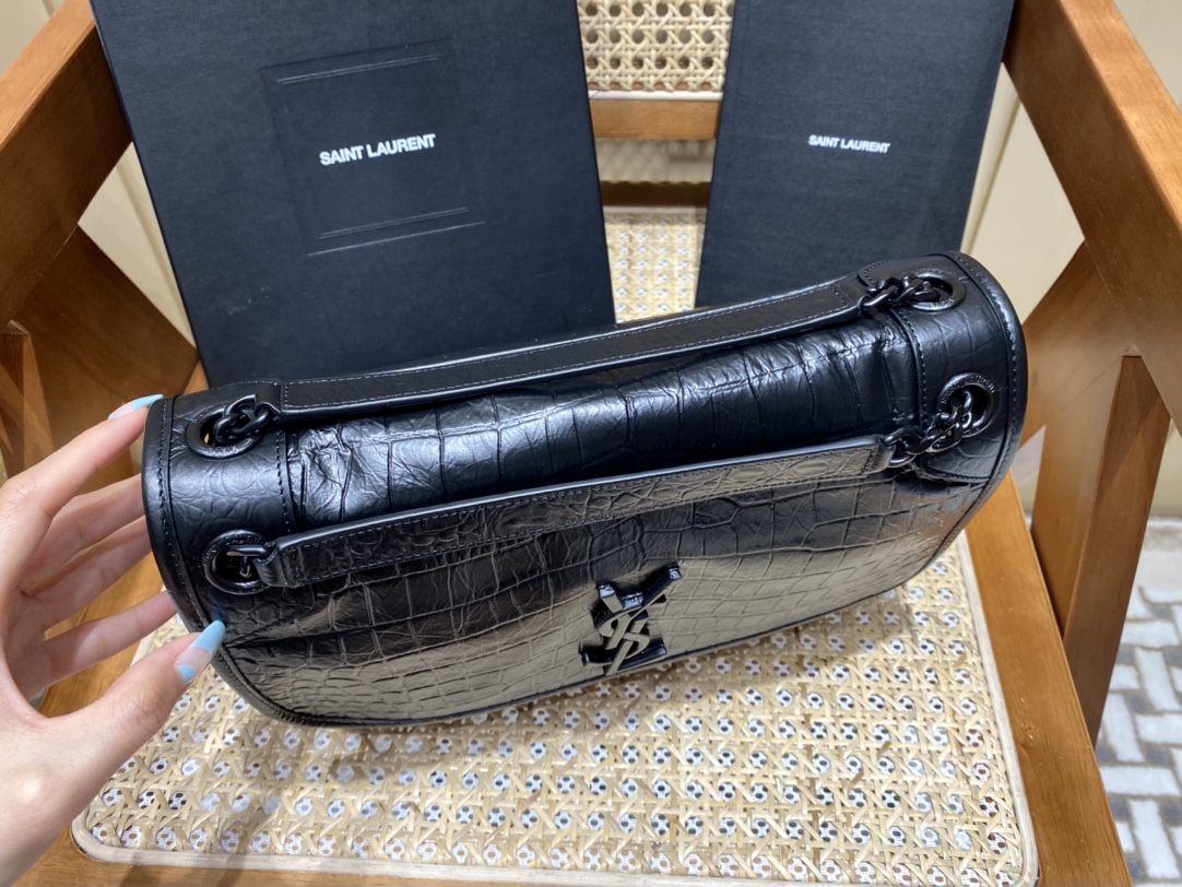 YSL 𝐍𝐢𝐤𝐢 28𝐜𝐦 邮差包 633158鳄鱼纹黑色/黑链