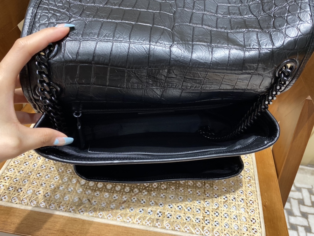 YSL 𝐍𝐢𝐤𝐢 28𝐜𝐦 邮差包 633158鳄鱼纹黑色/黑链