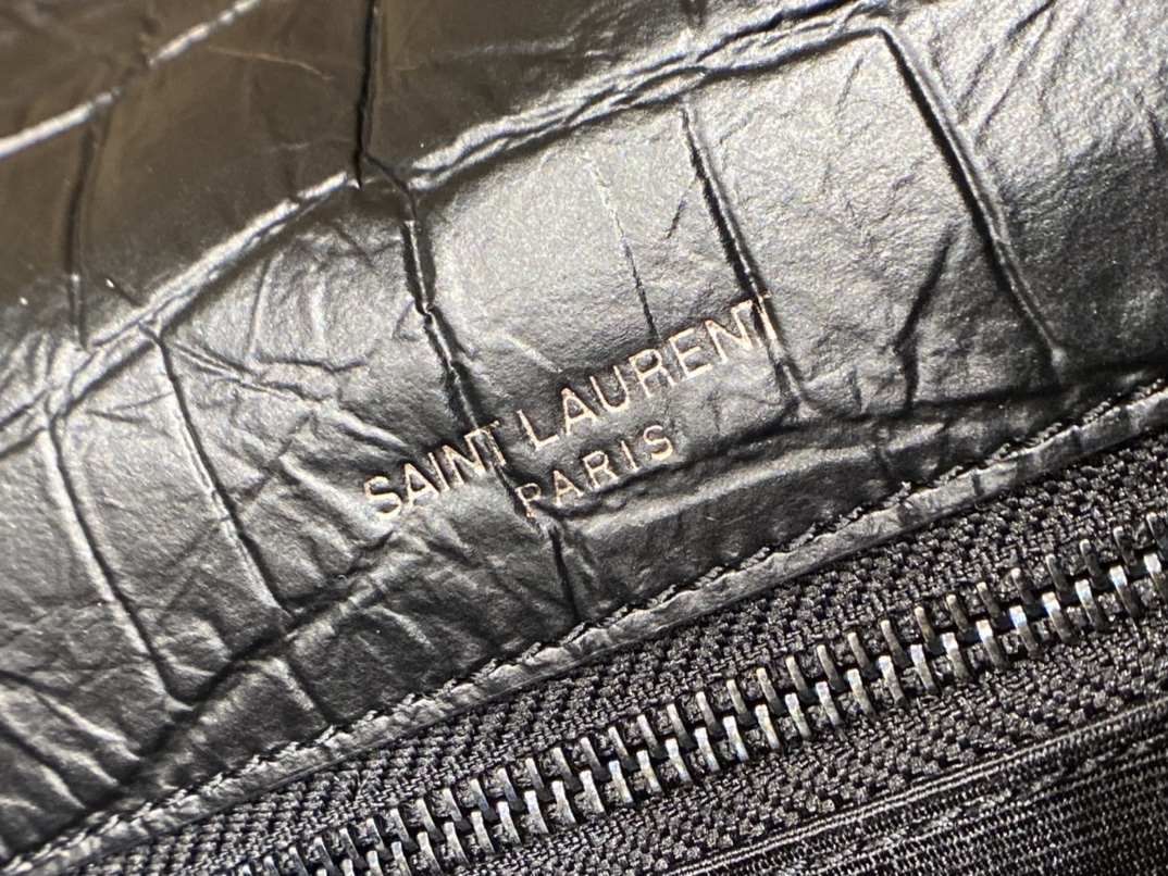 YSL 𝐍𝐢𝐤𝐢 28𝐜𝐦 邮差包 633158鳄鱼纹黑色/黑链