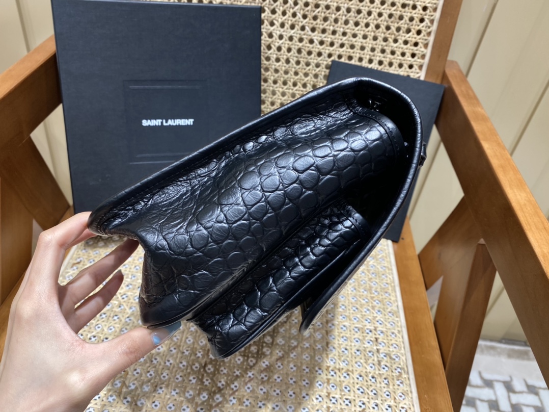 YSL 𝐍𝐢𝐤𝐢 28𝐜𝐦 邮差包 633158鳄鱼纹黑色/黑链