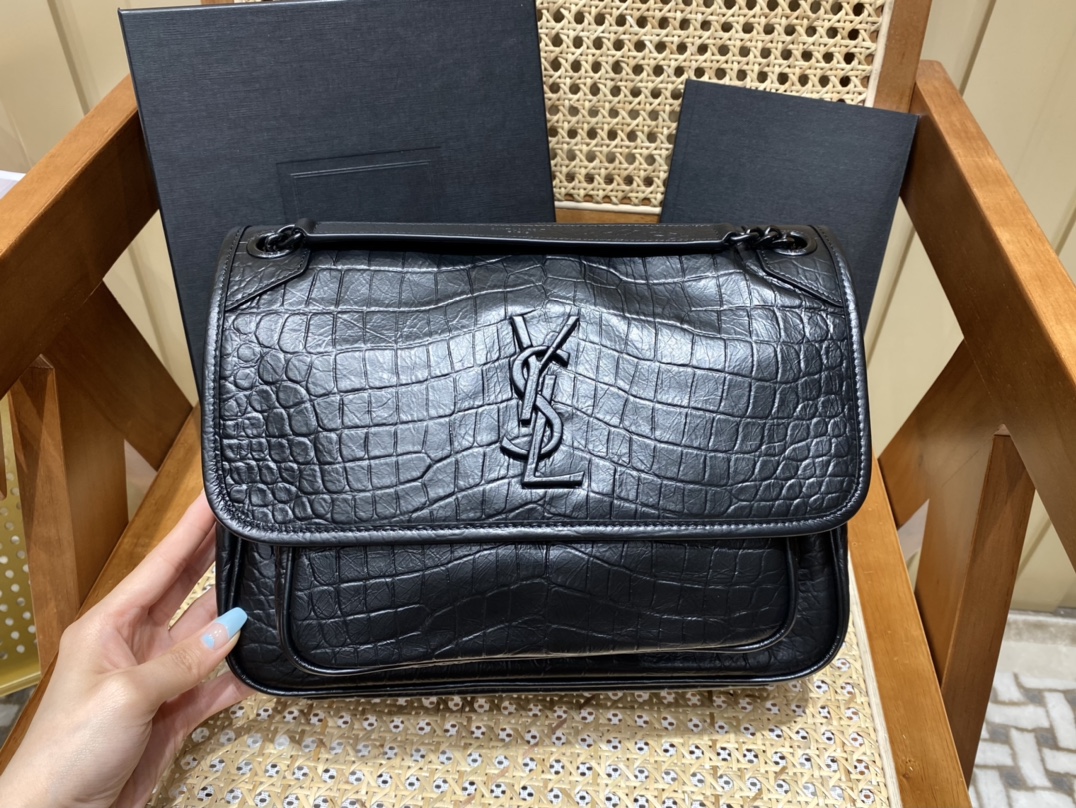 YSL 𝐍𝐢𝐤𝐢 28𝐜𝐦 邮差包 633158鳄鱼纹黑色/黑链