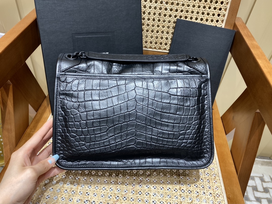 YSL 𝐍𝐢𝐤𝐢 28𝐜𝐦 邮差包 633158鳄鱼纹黑色/黑链