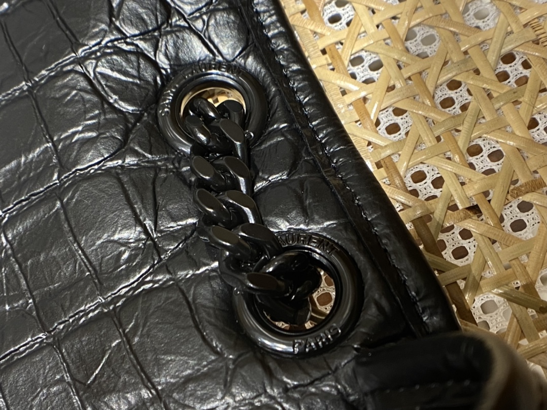 YSL 𝐍𝐢𝐤𝐢 28𝐜𝐦 邮差包 633158鳄鱼纹黑色/黑链