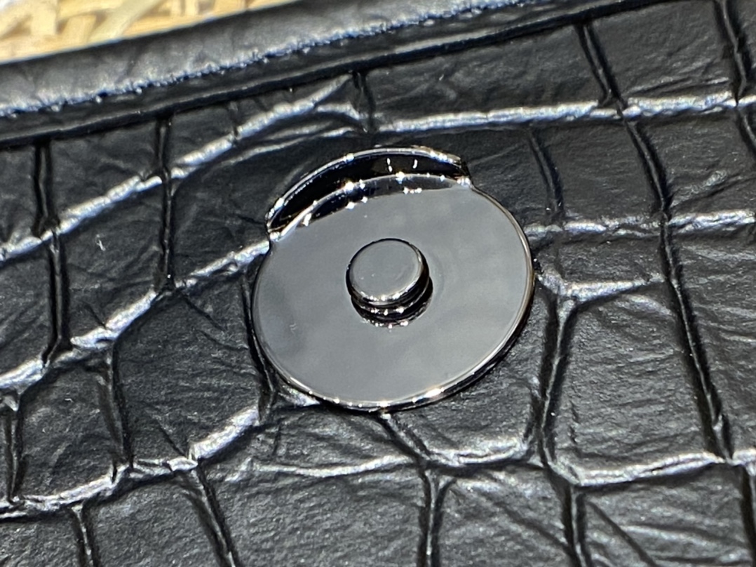 YSL 𝐍𝐢𝐤𝐢 28𝐜𝐦 邮差包 633158鳄鱼纹黑色/黑链