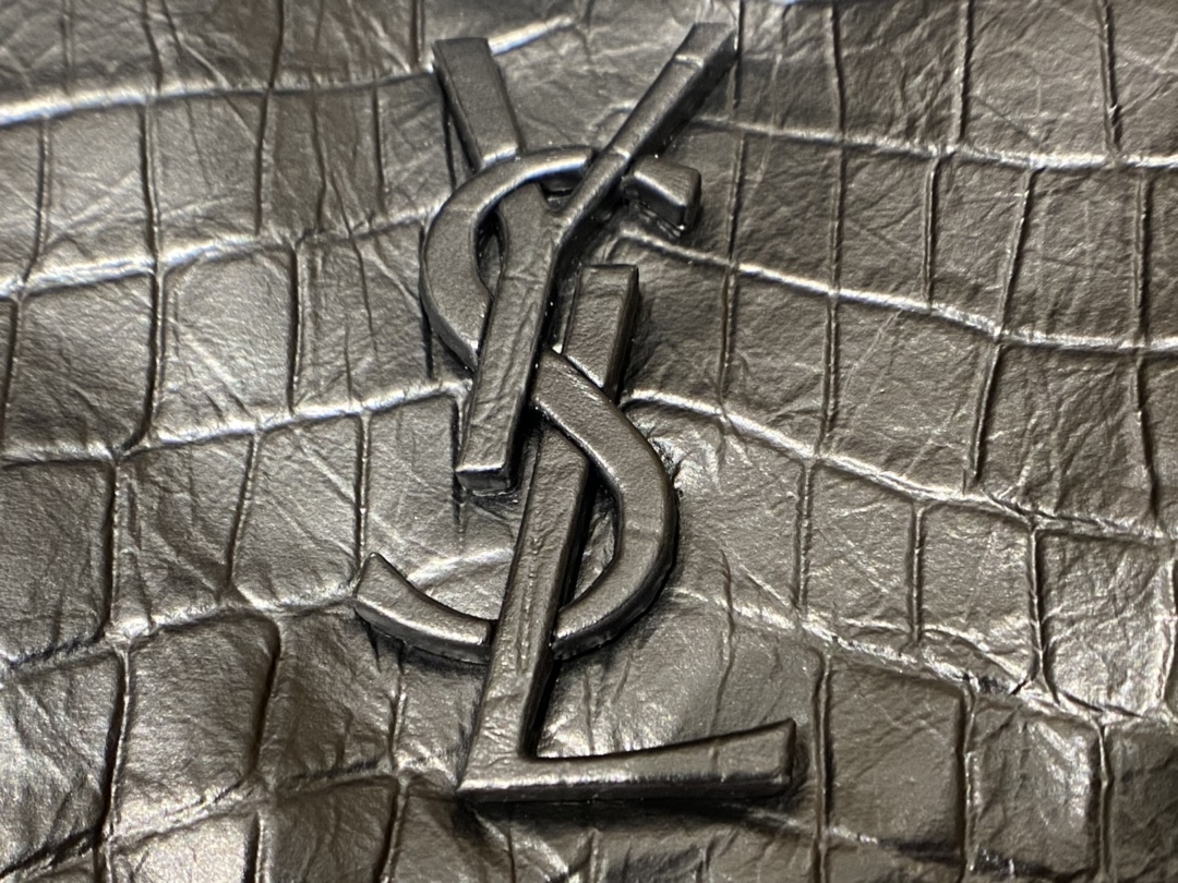 YSL 𝐍𝐢𝐤𝐢 28𝐜𝐦 邮差包 633158鳄鱼纹黑色/黑链