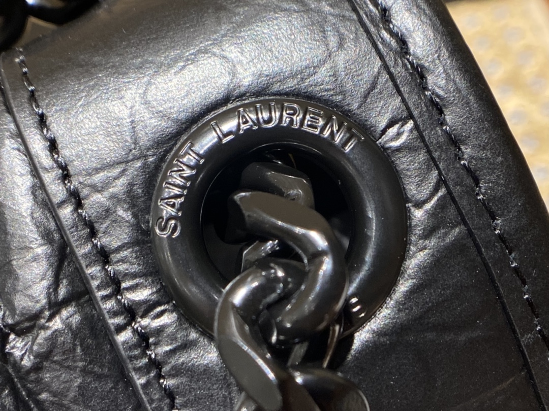 YSL 𝐍𝐢𝐤𝐢 28𝐜𝐦 邮差包 633158鳄鱼纹黑色/黑链