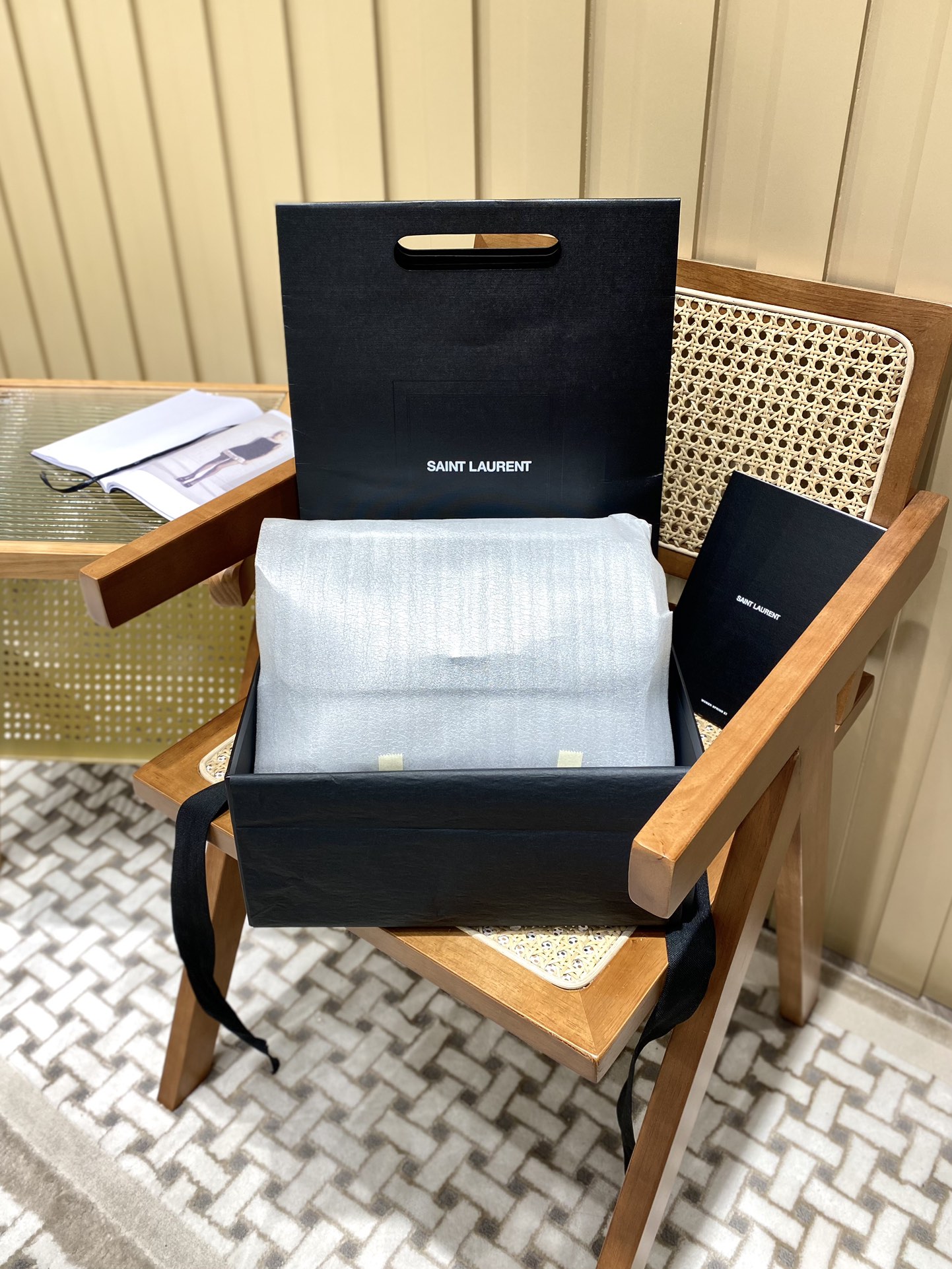 YSL 𝐍𝐢𝐤𝐢 28𝐜𝐦 邮差包 633158鳄鱼纹黑色/黑链