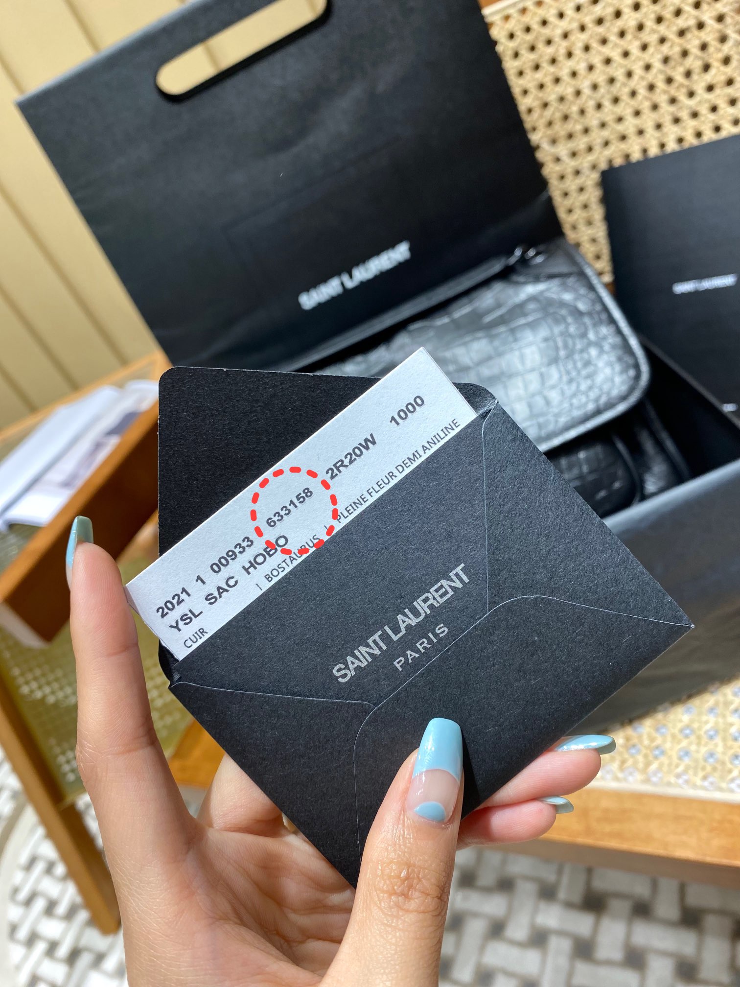 YSL 𝐍𝐢𝐤𝐢 28𝐜𝐦 邮差包 633158鳄鱼纹黑色/黑链