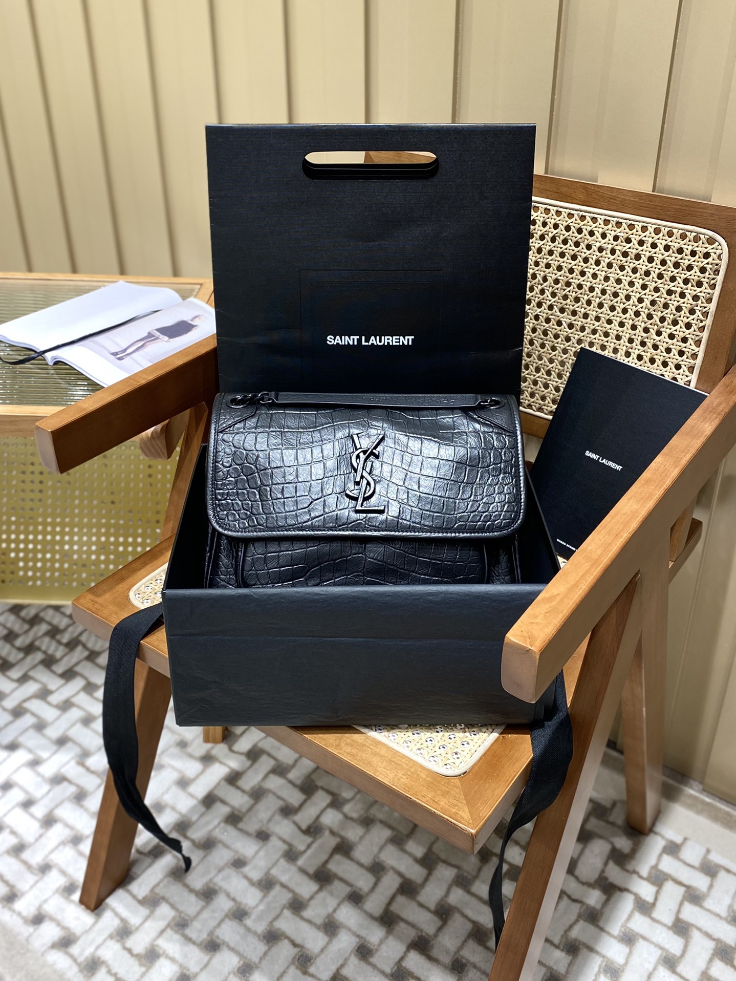 YSL 𝐍𝐢𝐤𝐢 28𝐜𝐦 邮差包 633158鳄鱼纹黑色/黑链