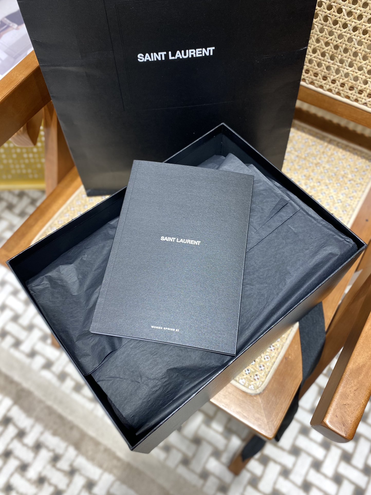 YSL 𝐍𝐢𝐤𝐢 28𝐜𝐦 邮差包 633158鳄鱼纹黑色/黑链