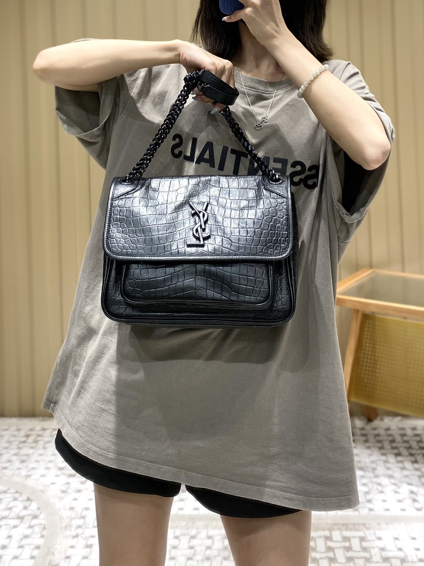 YSL 𝐍𝐢𝐤𝐢 28𝐜𝐦 邮差包 633158鳄鱼纹黑色/黑链