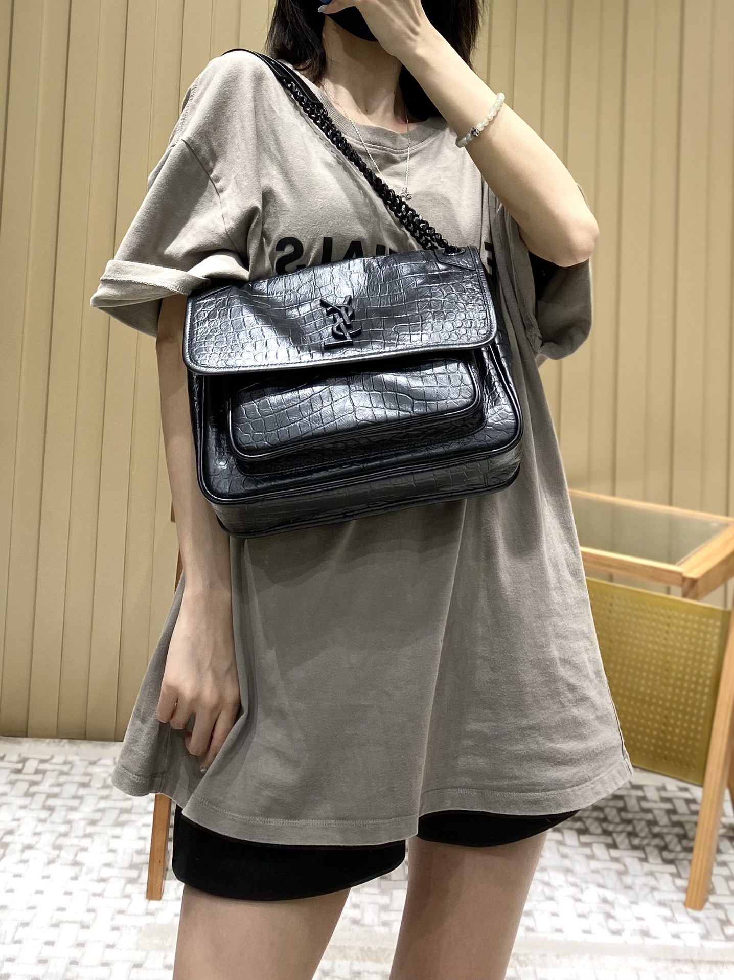 YSL 𝐍𝐢𝐤𝐢 28𝐜𝐦 邮差包 633158鳄鱼纹黑色/黑链