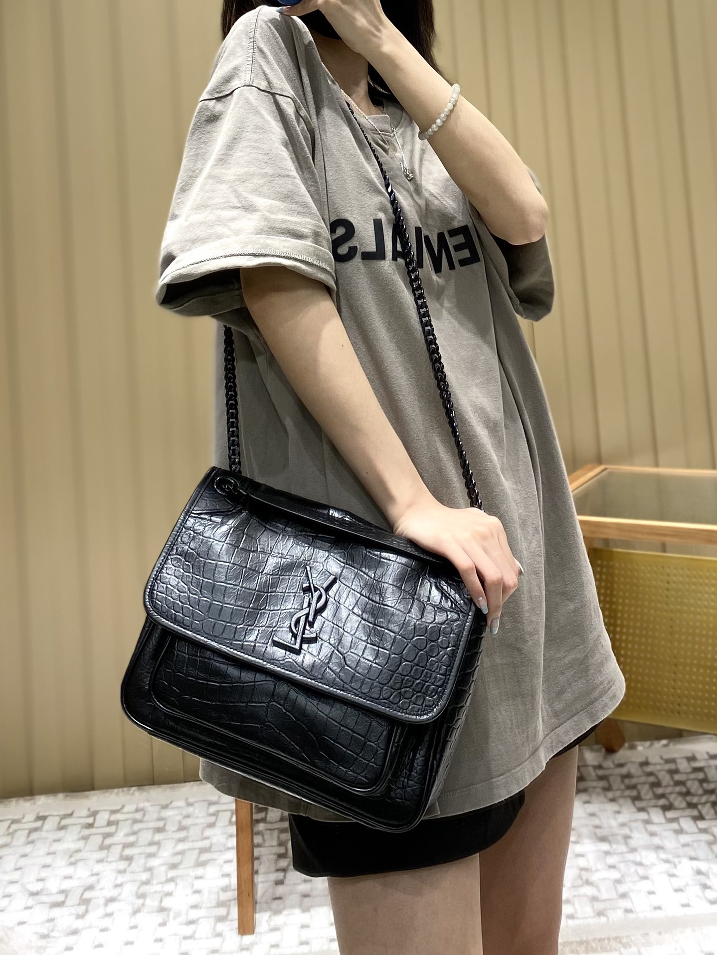 YSL 𝐍𝐢𝐤𝐢 28𝐜𝐦 邮差包 633158鳄鱼纹黑色/黑链