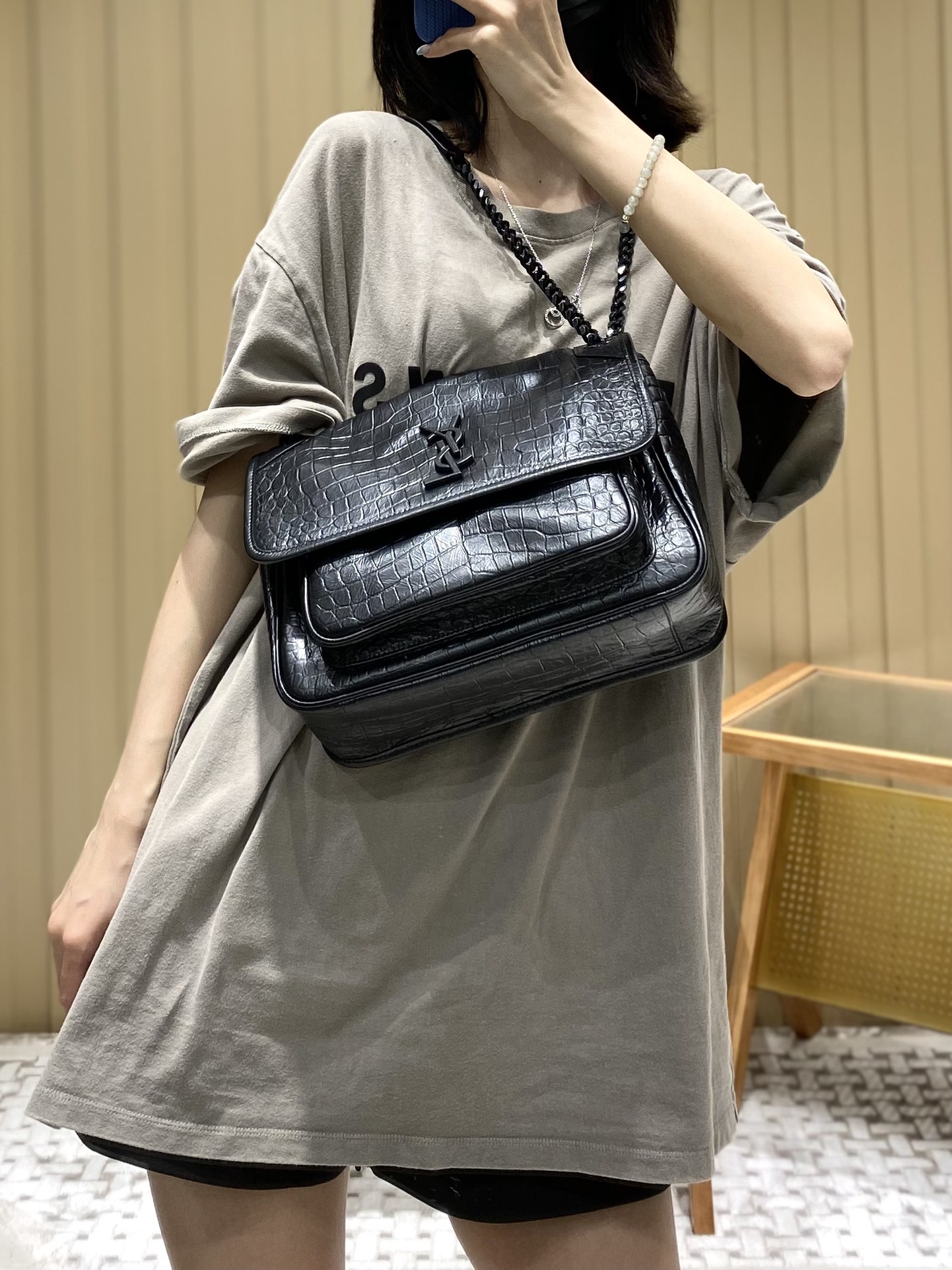 YSL 𝐍𝐢𝐤𝐢 28𝐜𝐦 邮差包 633158鳄鱼纹黑色/黑链