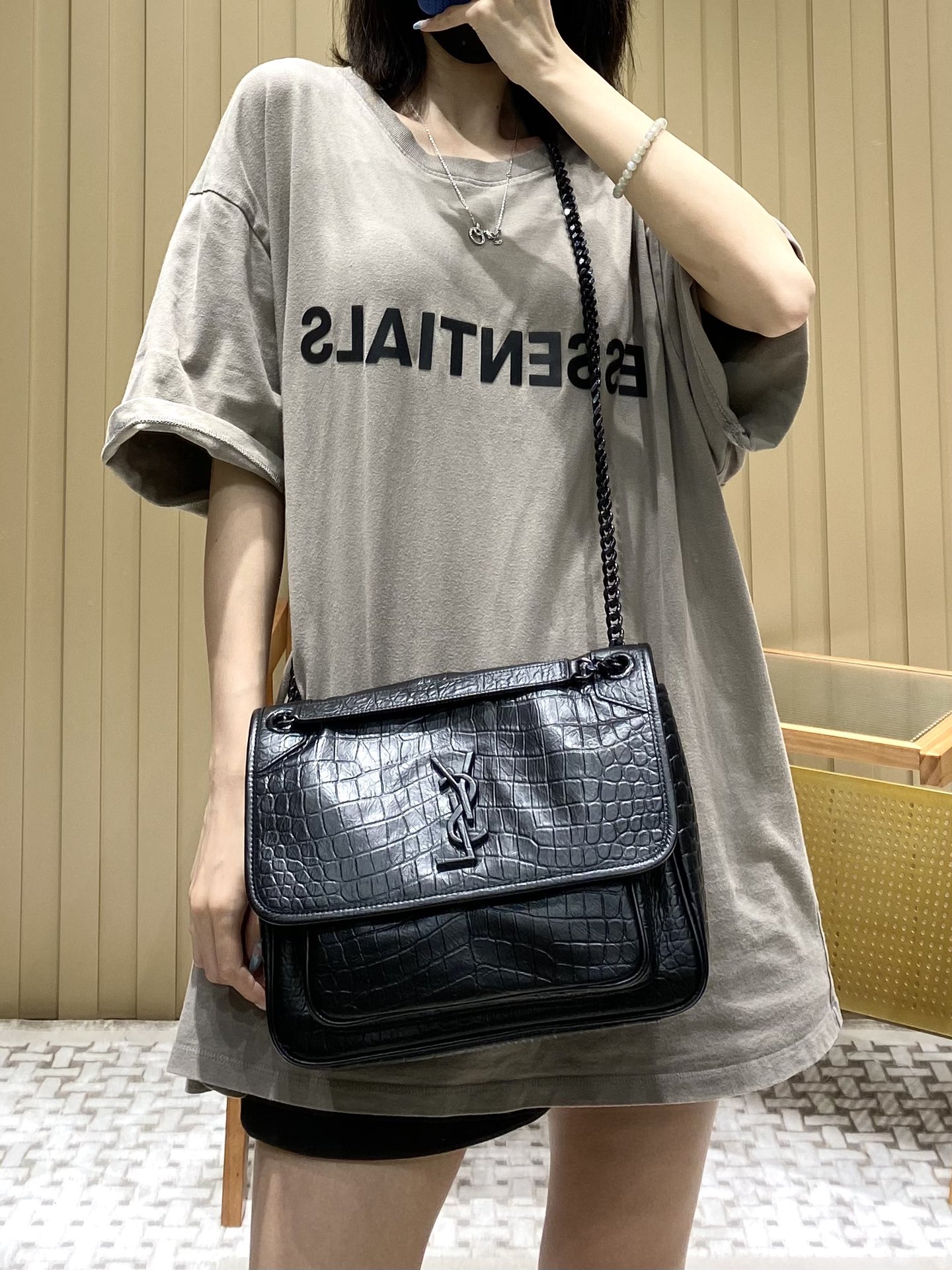 YSL 𝐍𝐢𝐤𝐢 28𝐜𝐦 邮差包 633158鳄鱼纹黑色/黑链