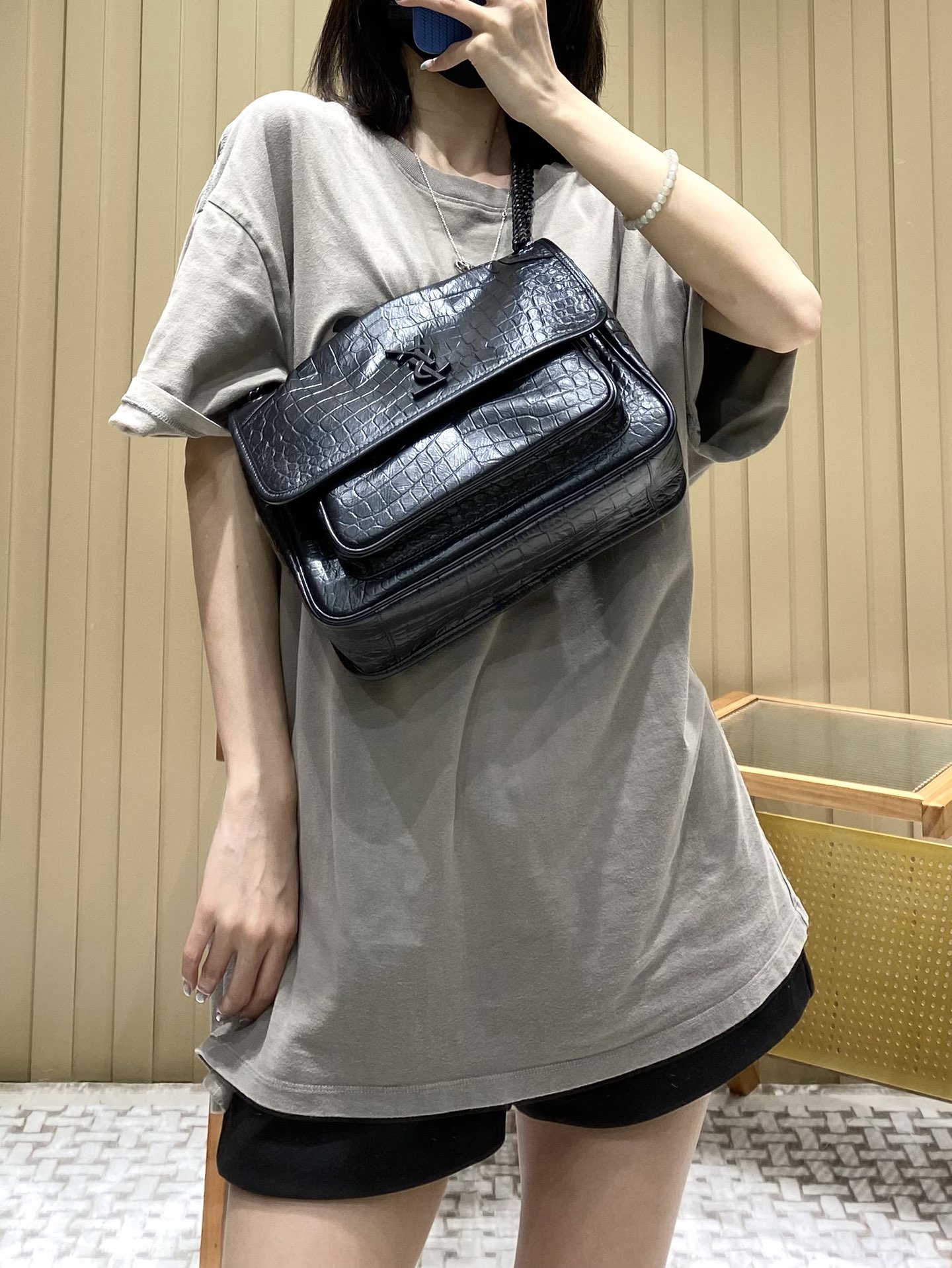 YSL 𝐍𝐢𝐤𝐢 28𝐜𝐦 邮差包 633158鳄鱼纹黑色/黑链