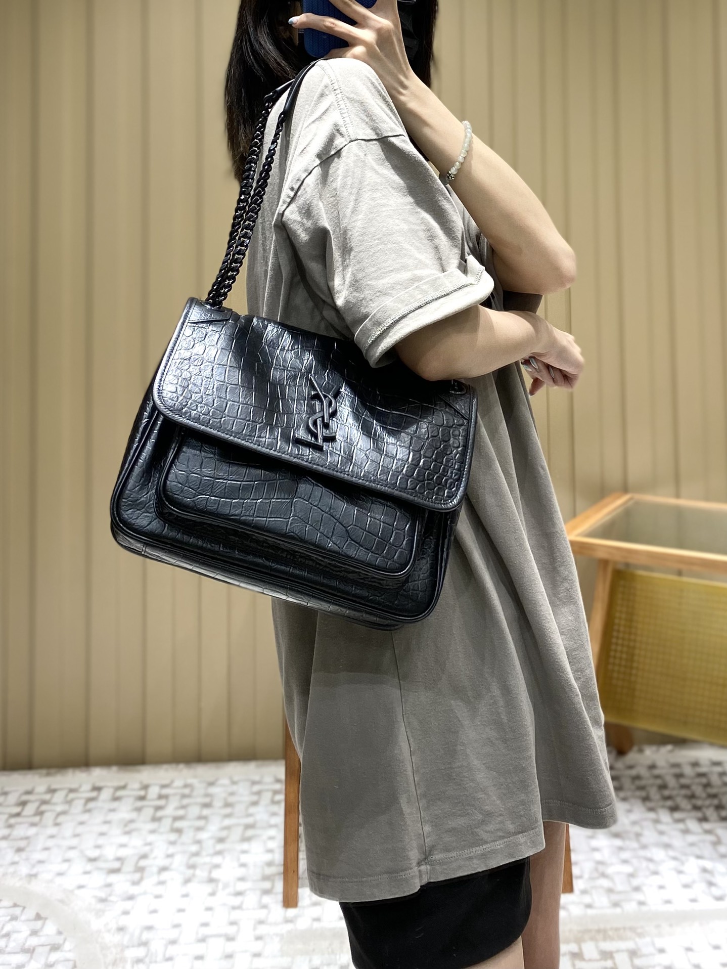 YSL 𝐍𝐢𝐤𝐢 28𝐜𝐦 邮差包 633158鳄鱼纹黑色/黑链