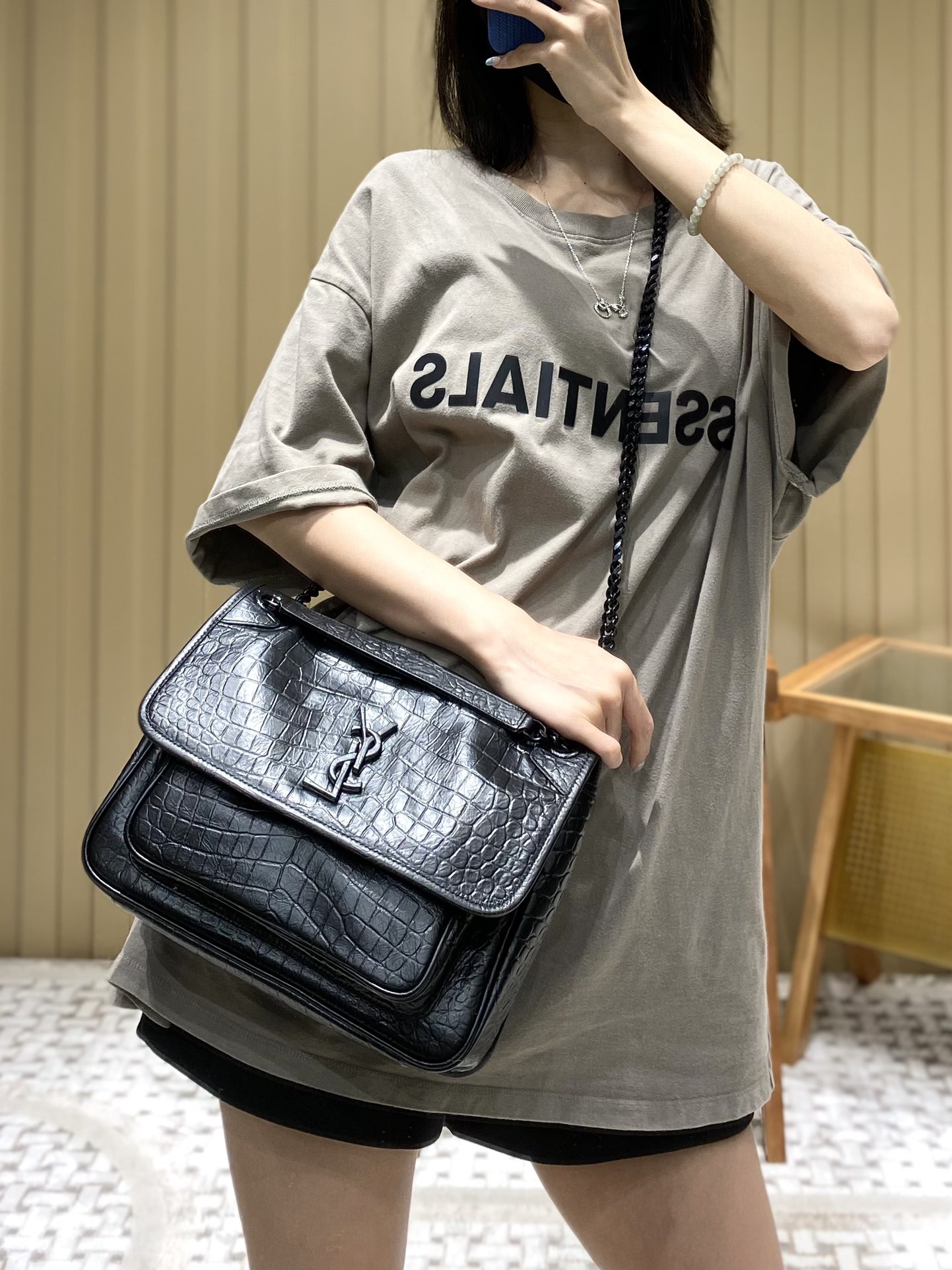 YSL 𝐍𝐢𝐤𝐢 28𝐜𝐦 邮差包 633158鳄鱼纹黑色/黑链