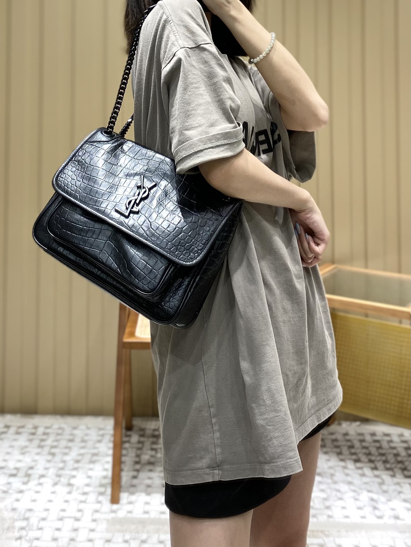 YSL 𝐍𝐢𝐤𝐢 28𝐜𝐦 邮差包 633158鳄鱼纹黑色/黑链