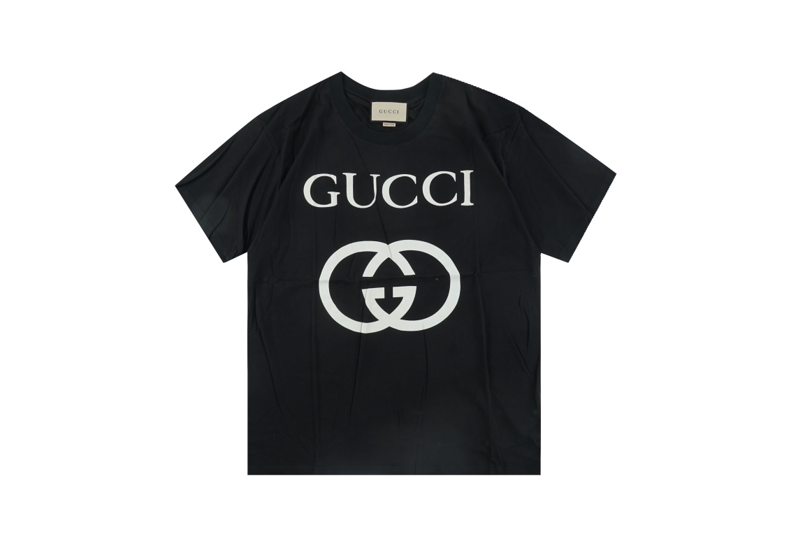 💰80 Gucci/古驰双G基础双环倒扣Logo印花短袖 面料采用32支双纱平纹无尘蚀毛针织棉，原版订制染色，采用环保活性染料恒温染，保证布头跟布尾颜色色光均保持一致，搭染21S精棉1*1无根罗纹，前幅台板丝网胶浆印花，1800目进口网纱制作网框，印花浆料细腻均匀，布料布纹较宽，印花总共刮浆5次，杜绝漏底，层次感足，印花采用精控热熔胶印而成，温度的变化直接影响胶印的光泽和弹性，精准的胶印体光滑细腻，有源芯片，RFID有源标签，工作频率为13.56MHz和856MHz至960MHz，全部一致，顶级代购版本，随意卖无惧品质压力。 Size：XS-L