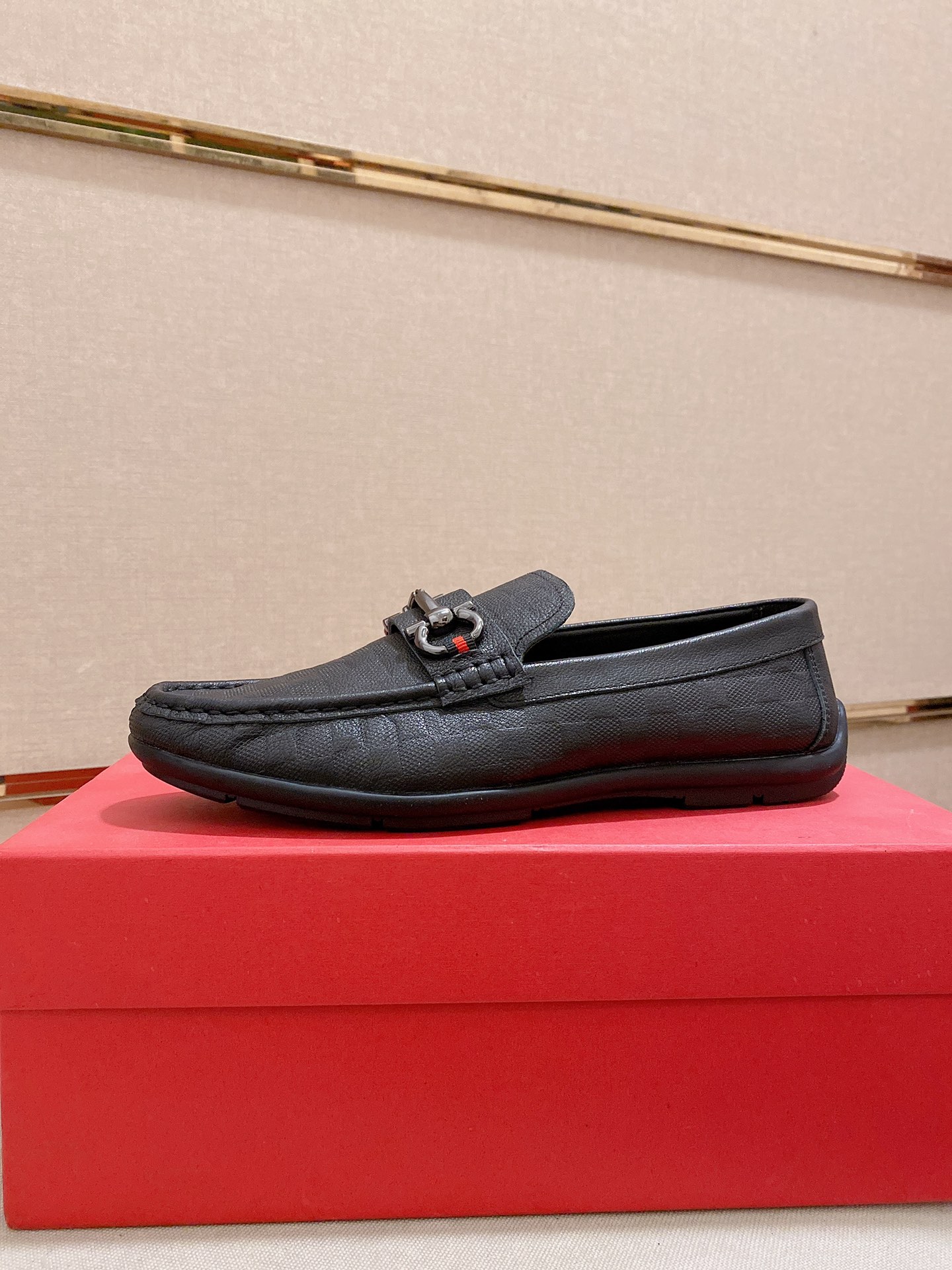 I5 菲拉格慕Ferragamo香港专柜同步更新🔼男士一脚蹬休闲系列男鞋👞里外全牛皮💯鞋面进口立面牛皮🐂牛皮内里🐂经典原版大底组合制作出货[强]高端品质产品💪38—44码💝高档包装[色][色]