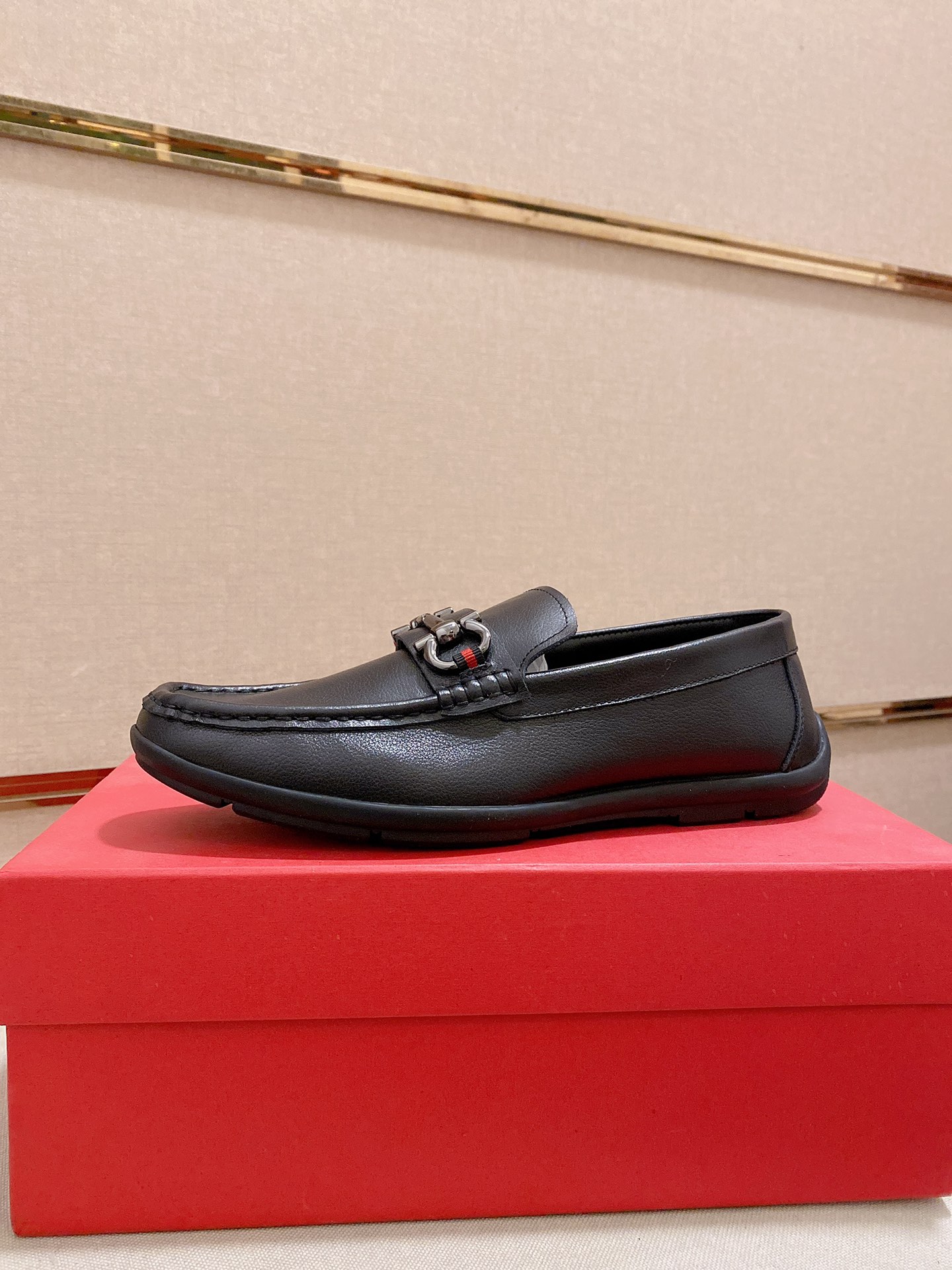 I5 菲拉格慕Ferragamo香港专柜同步更新🔼男士一脚蹬休闲系列男鞋👞里外全牛皮💯鞋面进口立面牛皮🐂牛皮内里🐂经典原版大底组合制作出货[强]高端品质产品💪38—44码💝高档包装[色][色]